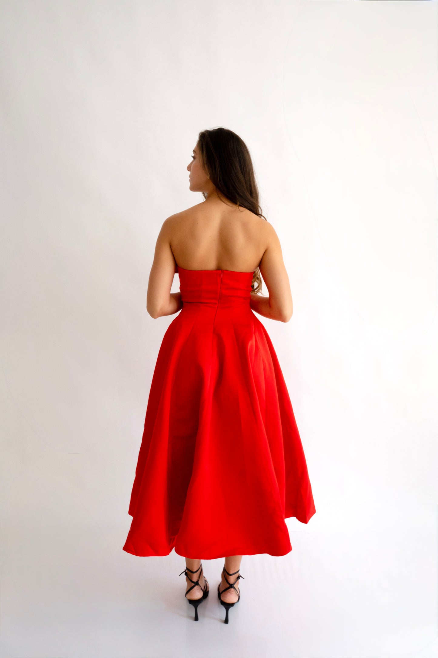 Rochie roșie midi “Scarlet” fără bretele, cu fundă delicată – senzualitate și eleganță