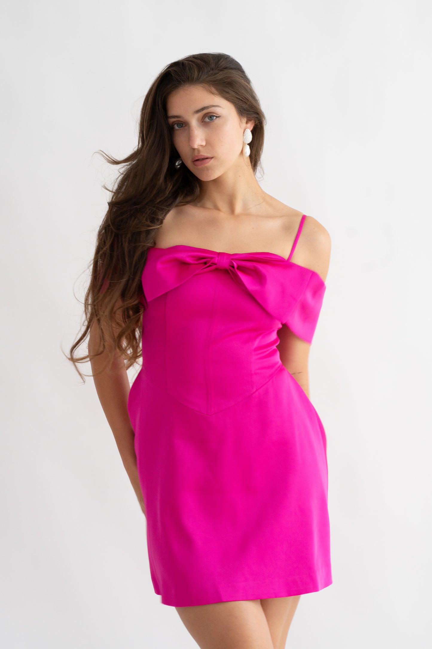 Rochie scurtă fucsia cu fundă și umeri goi – Bella
