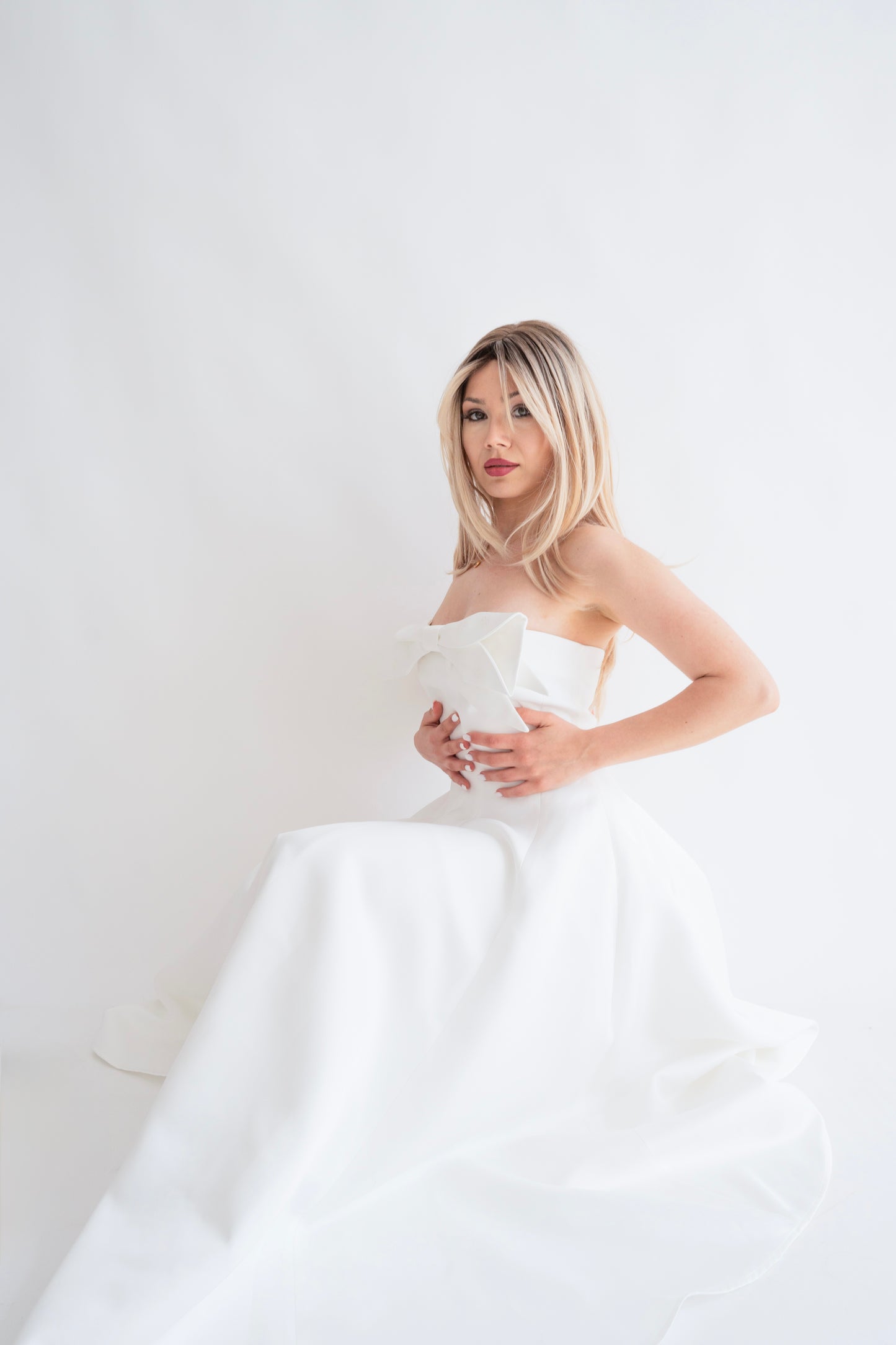 Rochie albă midi “Monroe” cu decolteu și fundă delicată – perfectă pentru cununia civilă