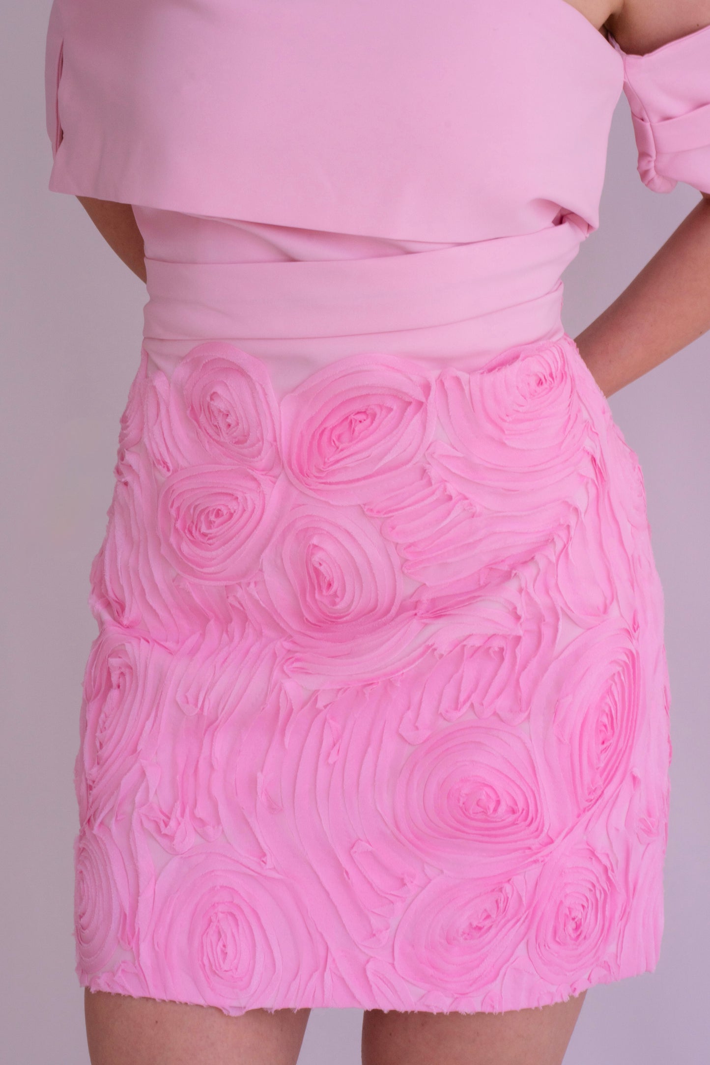 Rochie roz pudrat “Floréa” scurtă, pe umeri, cu flori aplicate – feminitate în floare
