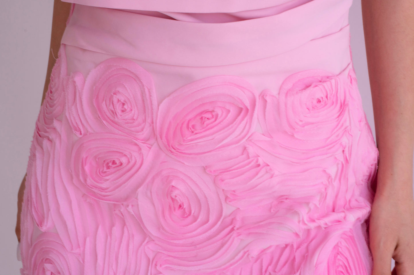 Rochie roz pudrat “Floréa” scurtă, pe umeri, cu flori aplicate – feminitate în floare