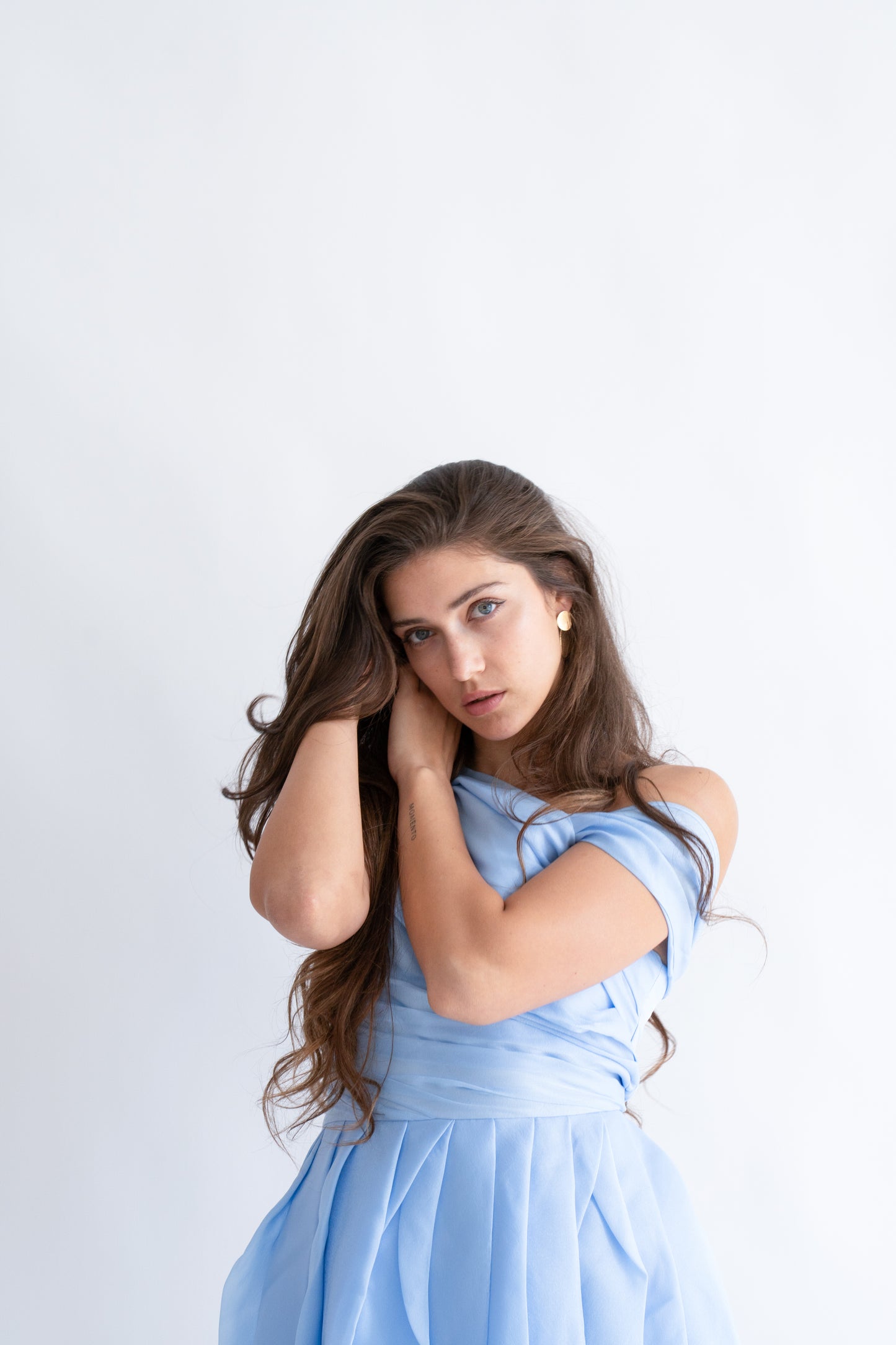 Rochie bleu “Rapunzel” scurtă, pe umeri – pentru un look de poveste