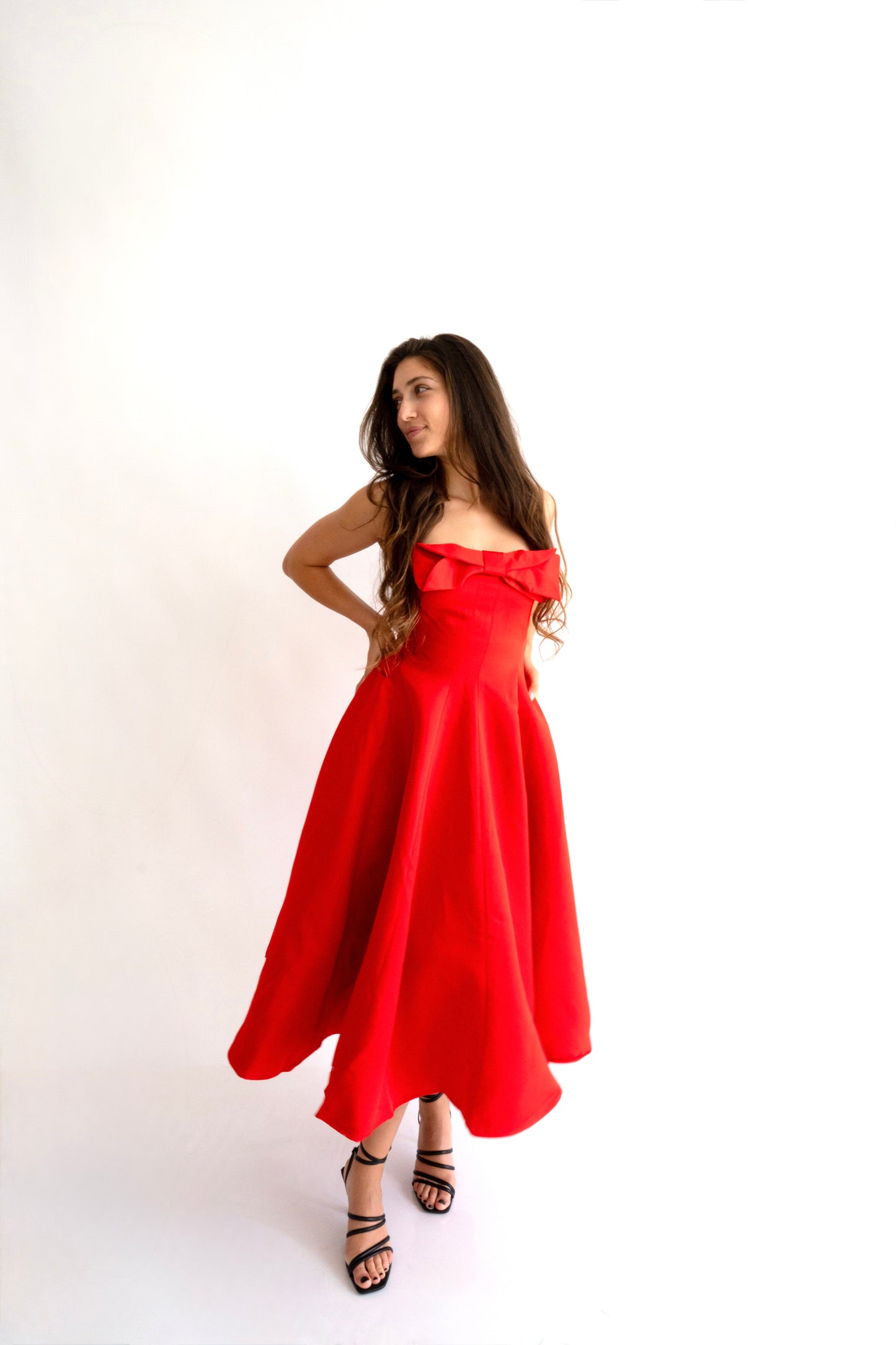 Rochie roșie midi “Scarlet” fără bretele, cu fundă delicată – senzualitate și eleganță