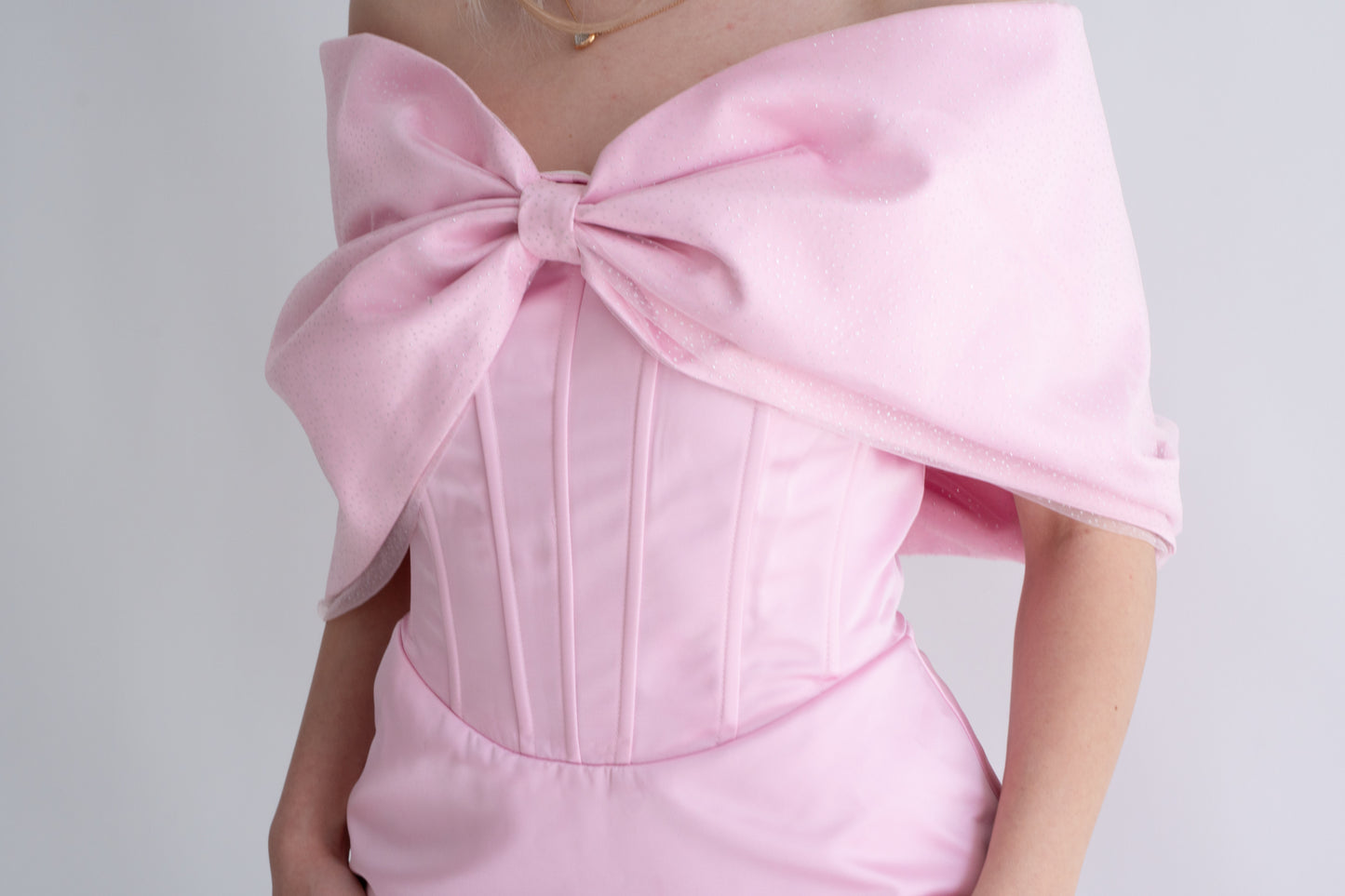 Rochie scurtă din satin roz cu fundă supradimensionată – perfectă pentru invitate la nuntă sau evenimente speciale- Blush Belle