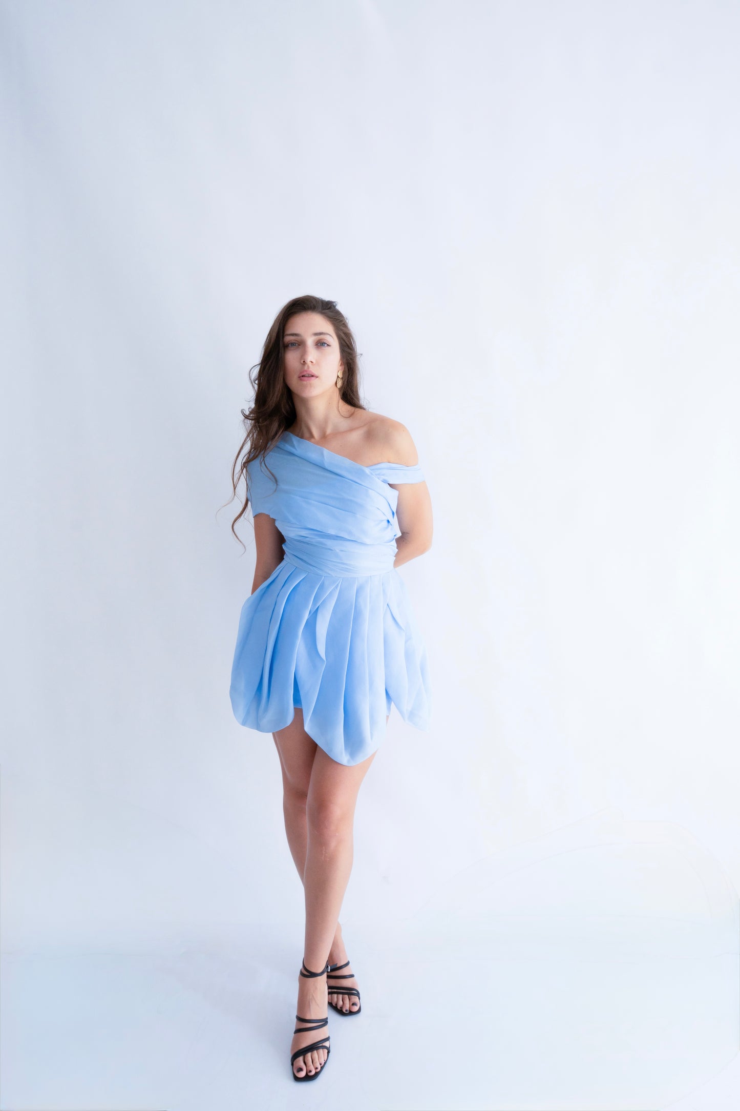 Rochie bleu “Rapunzel” scurtă, pe umeri – pentru un look de poveste