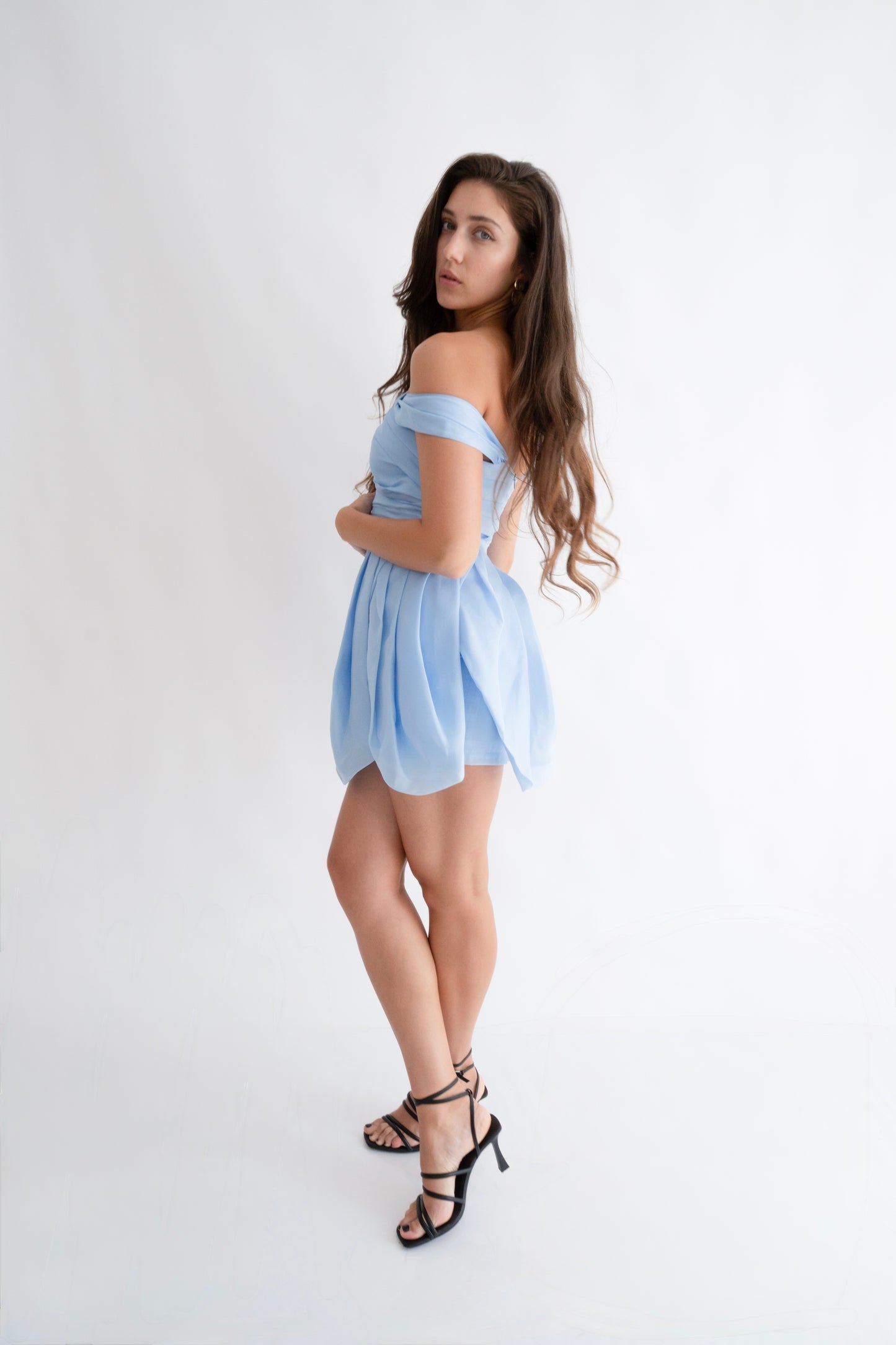 Rochie bleu “Rapunzel” scurtă, pe umeri – pentru un look de poveste