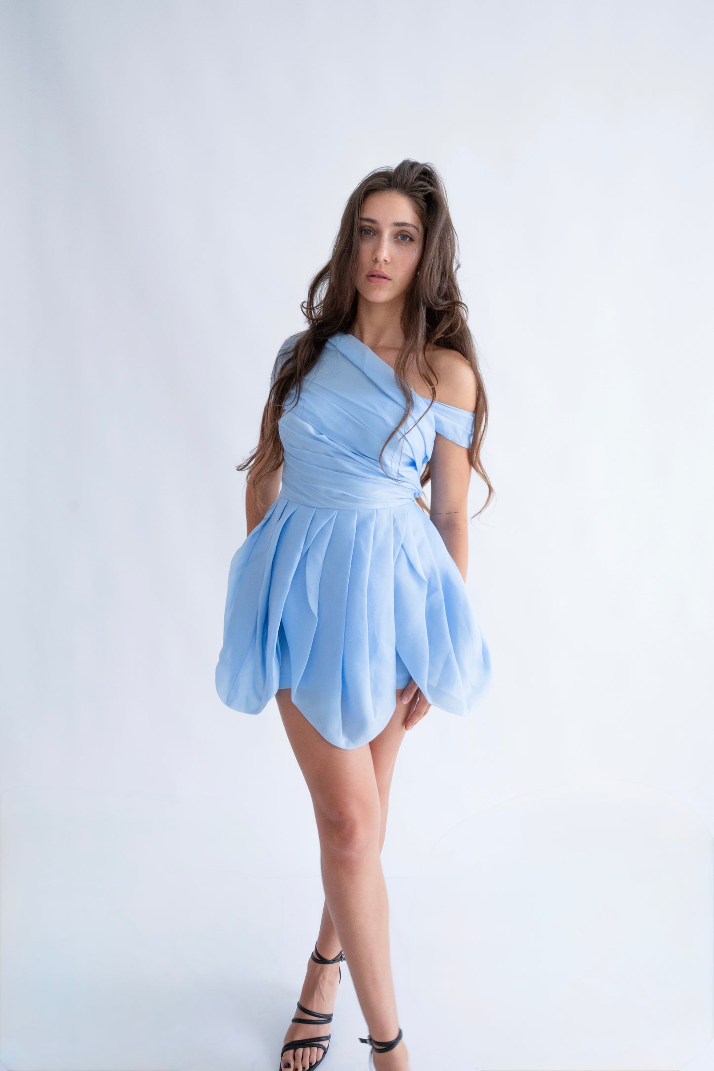 Rochie bleu “Rapunzel” scurtă, pe umeri – pentru un look de poveste