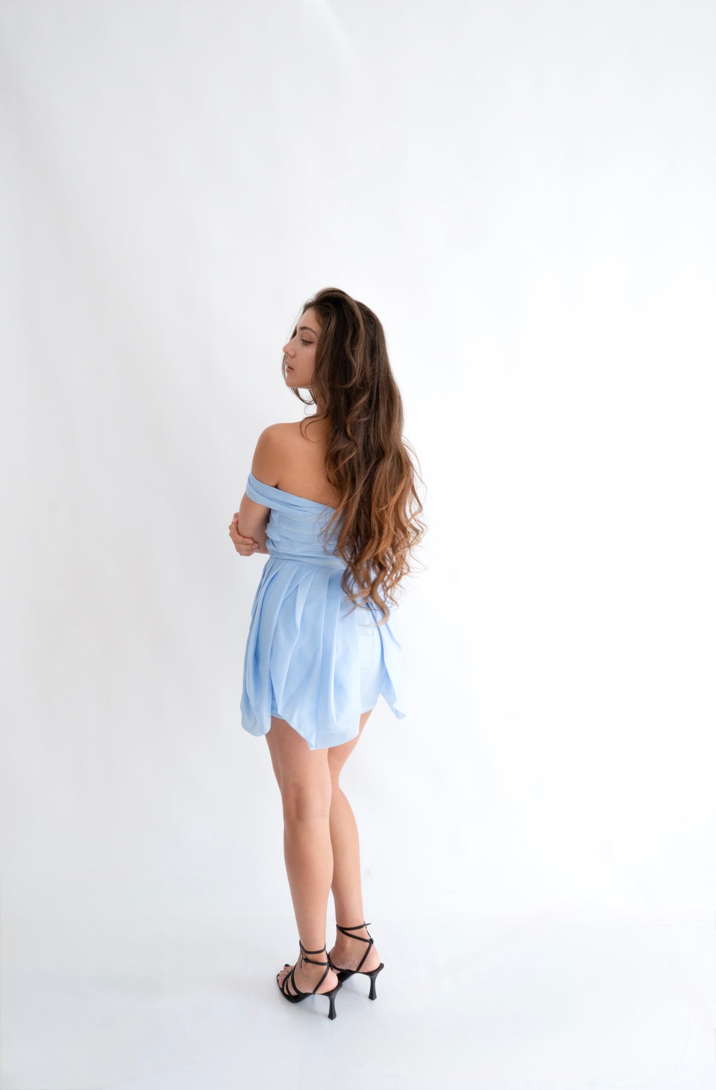 Rochie bleu “Rapunzel” scurtă, pe umeri – pentru un look de poveste