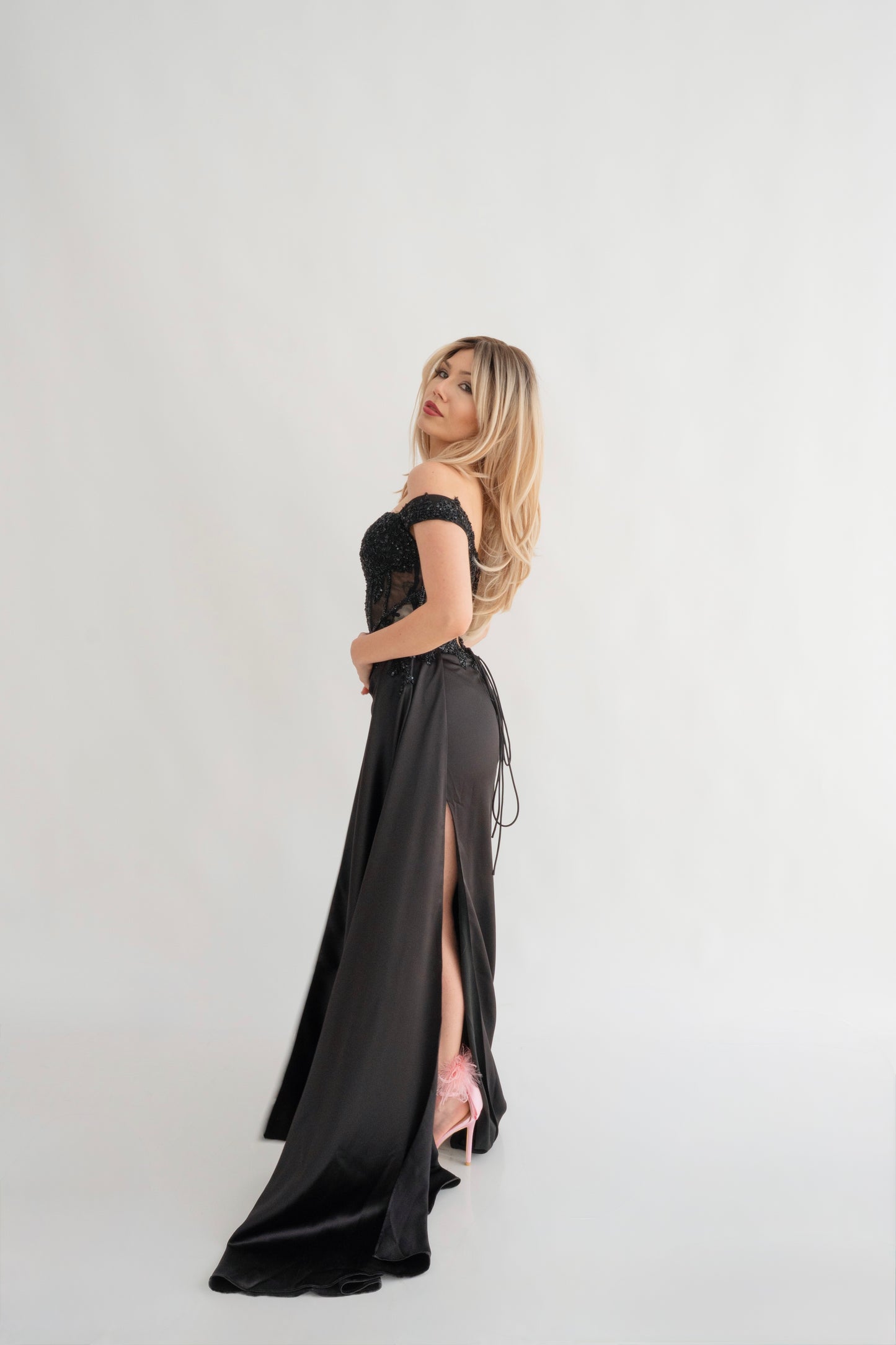 Rosie lungă cu șliț, corset și cu Accente Strălucitoare Eleanora Star Dress (AT7) - Negru