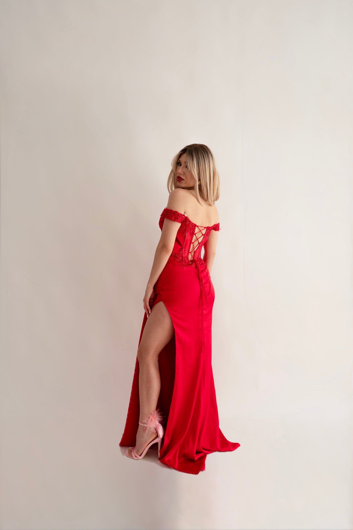 Rochie lungă cu șliț, corset și cu Accente Strălucitoare Eleanora Star Dress (AT7) - Rosu