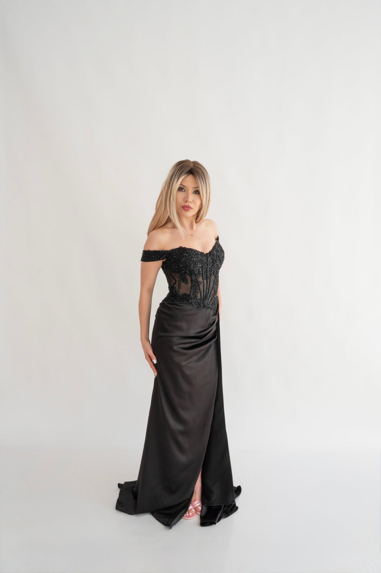 Rosie lungă cu șliț, corset și cu Accente Strălucitoare Eleanora Star Dress (AT7) - Negru