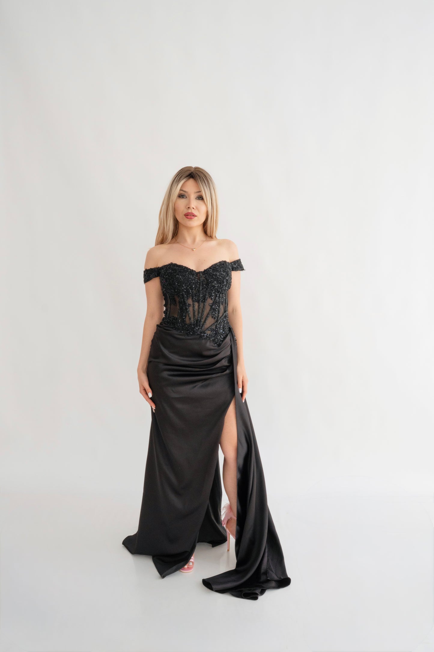 Rosie lungă cu șliț, corset și cu Accente Strălucitoare Eleanora Star Dress (AT7) - Negru