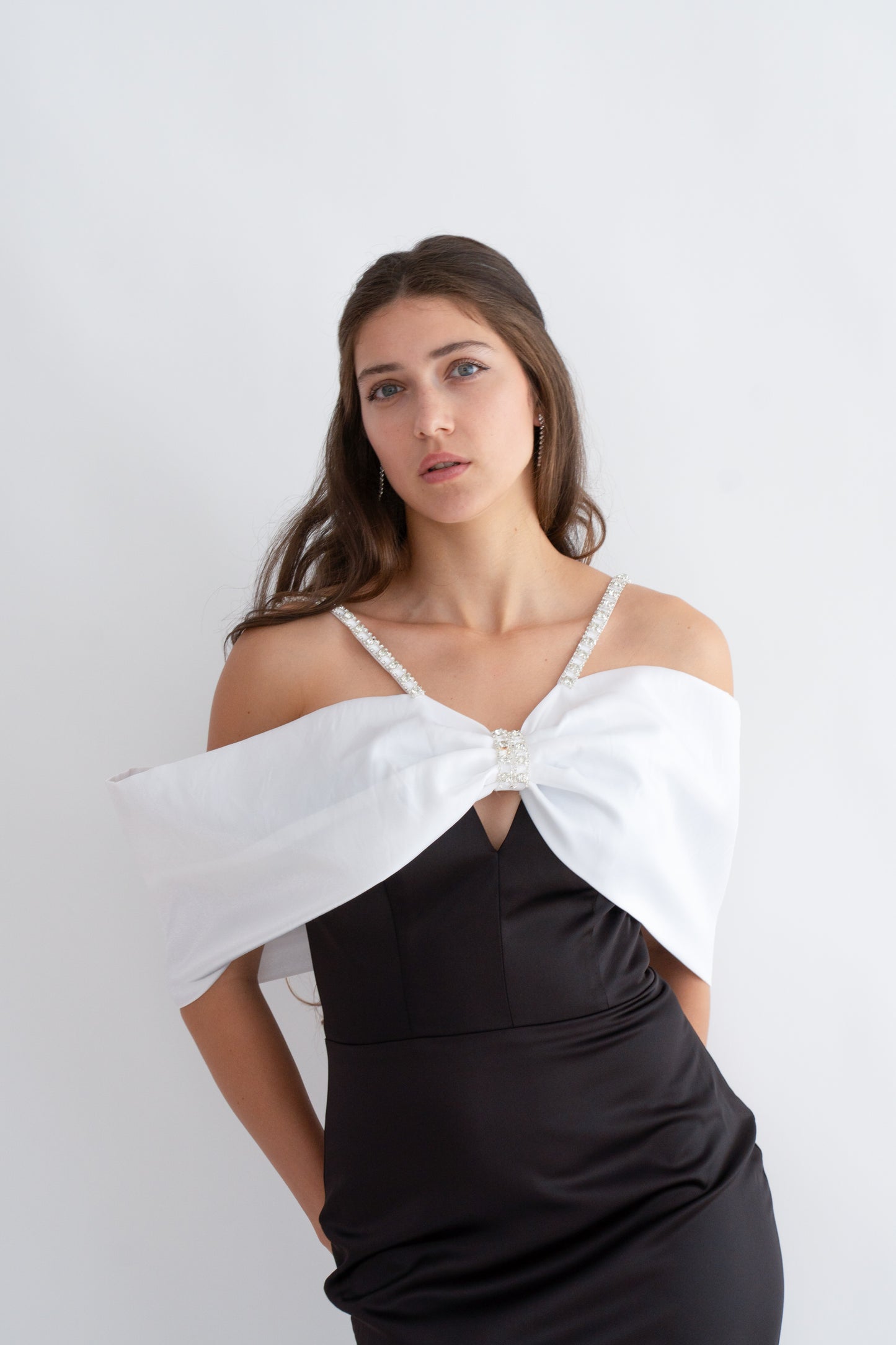 Rochie de Ocazie cu Bretele Strălucitoare și Fundă Maxi - Eleonora Bow Dress (AT6) - Negru