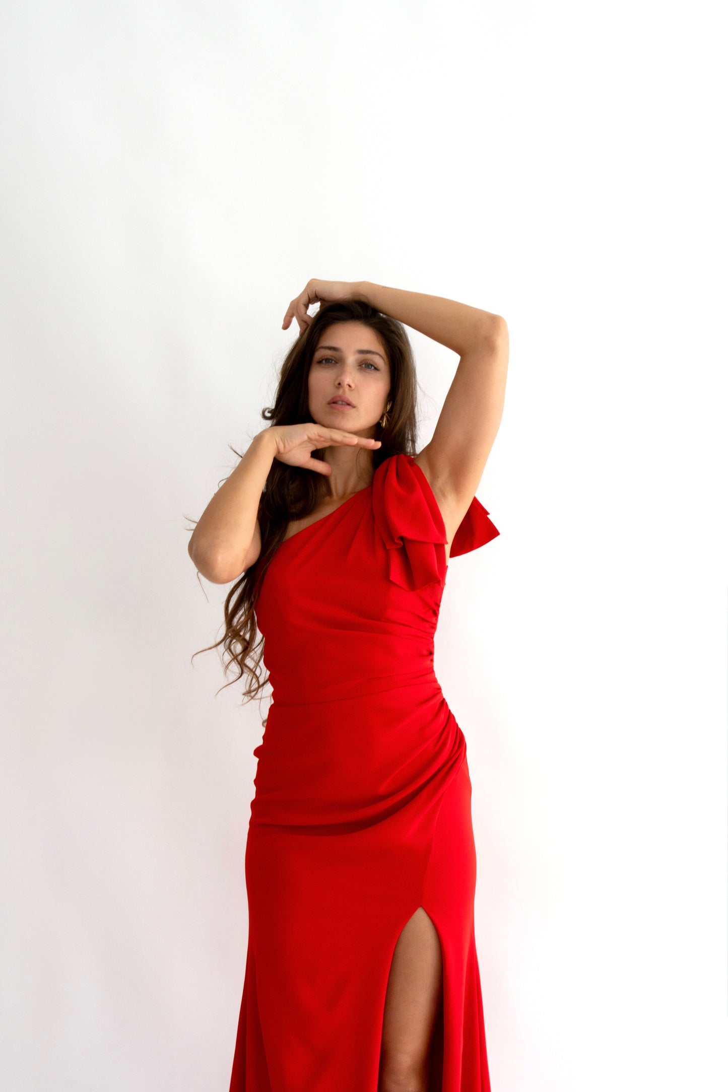 Rochie elegantă lungă cu slit și fundă, pe un umăr – Eleonora Rose Bow (AT1)