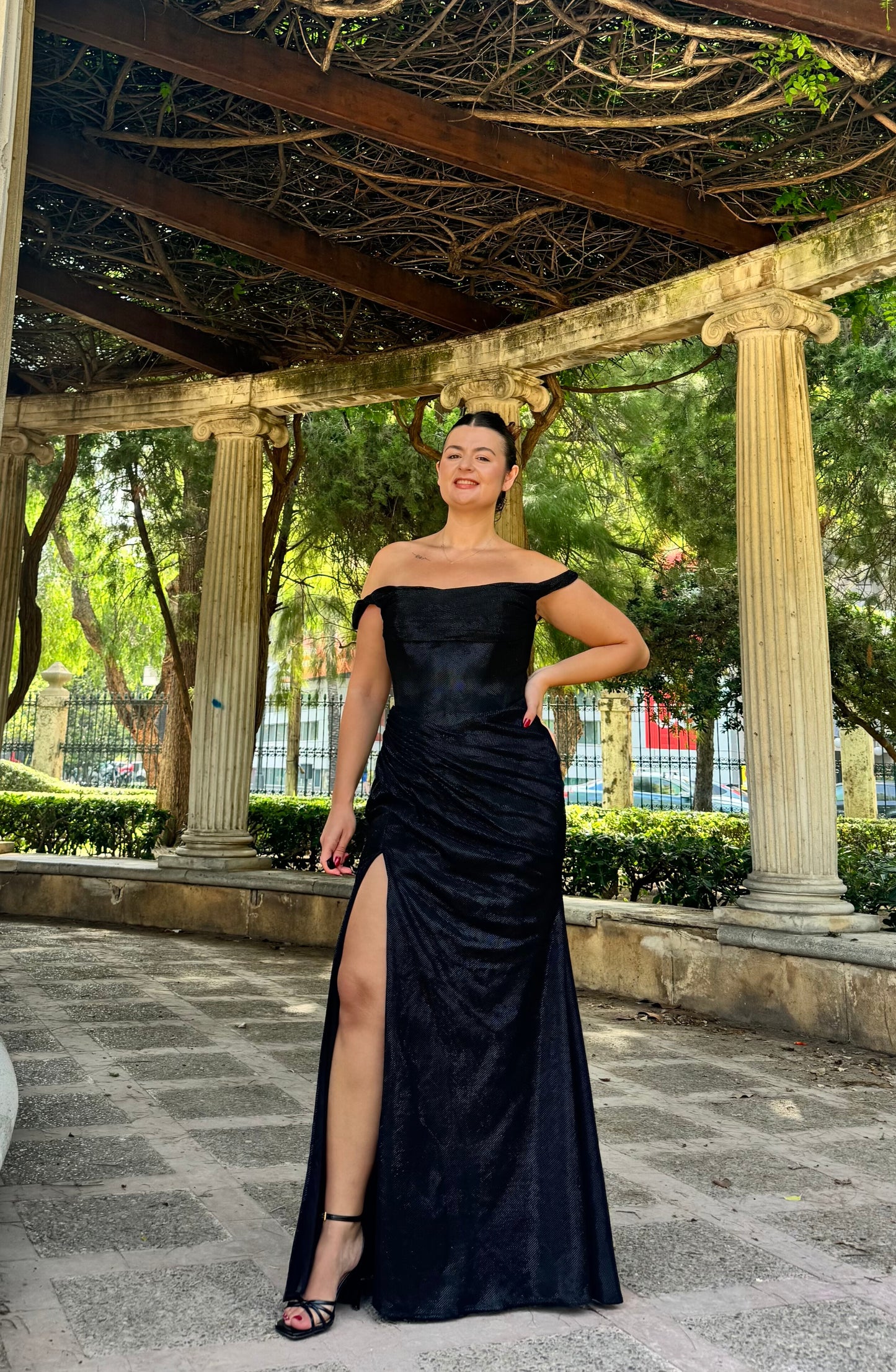 Rochia Sofia Neagra – Umeri Goi & Slit Lateral