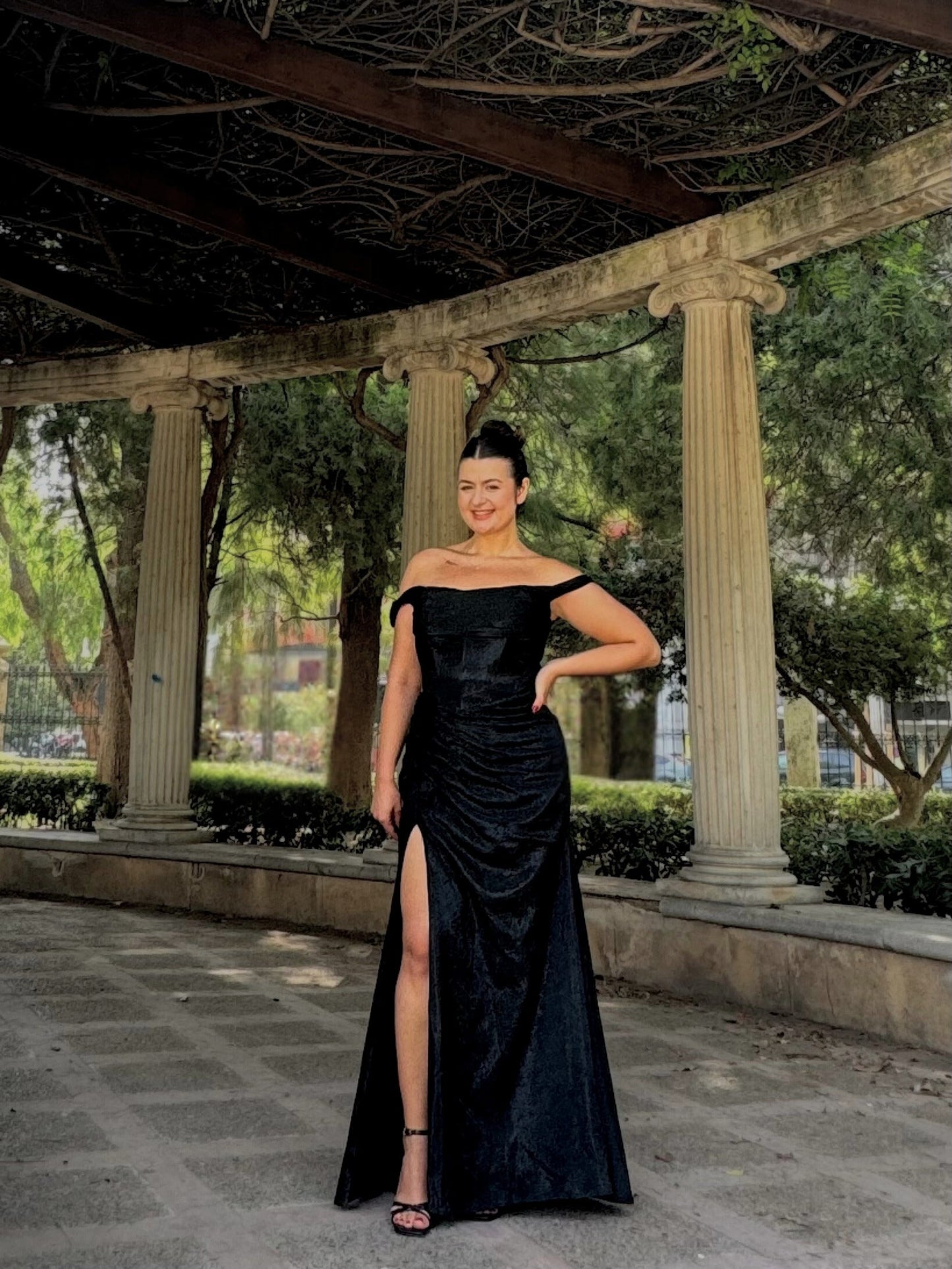 Rochia Sofia Neagra – Umeri Goi & Slit Lateral