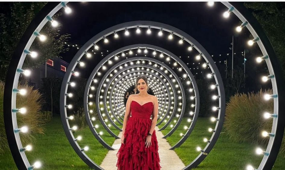 Invitată la nuntă în rochie roșie lungă cu volane