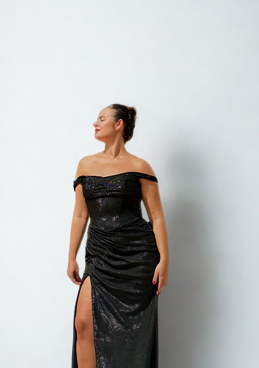 Vestido negro Sofia: hombros descubiertos y abertura lateral
