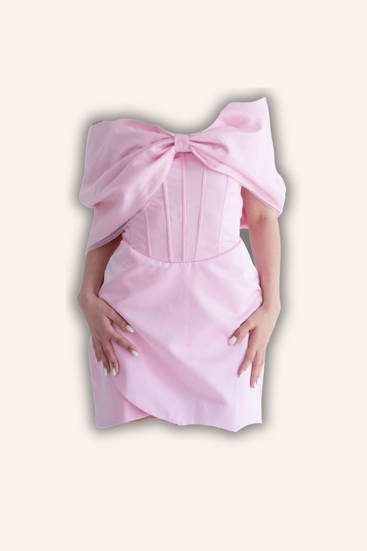 Rochie scurtă din satin roz cu fundă supradimensionată – perfectă pentru invitate la nuntă sau evenimente speciale- Blush Belle