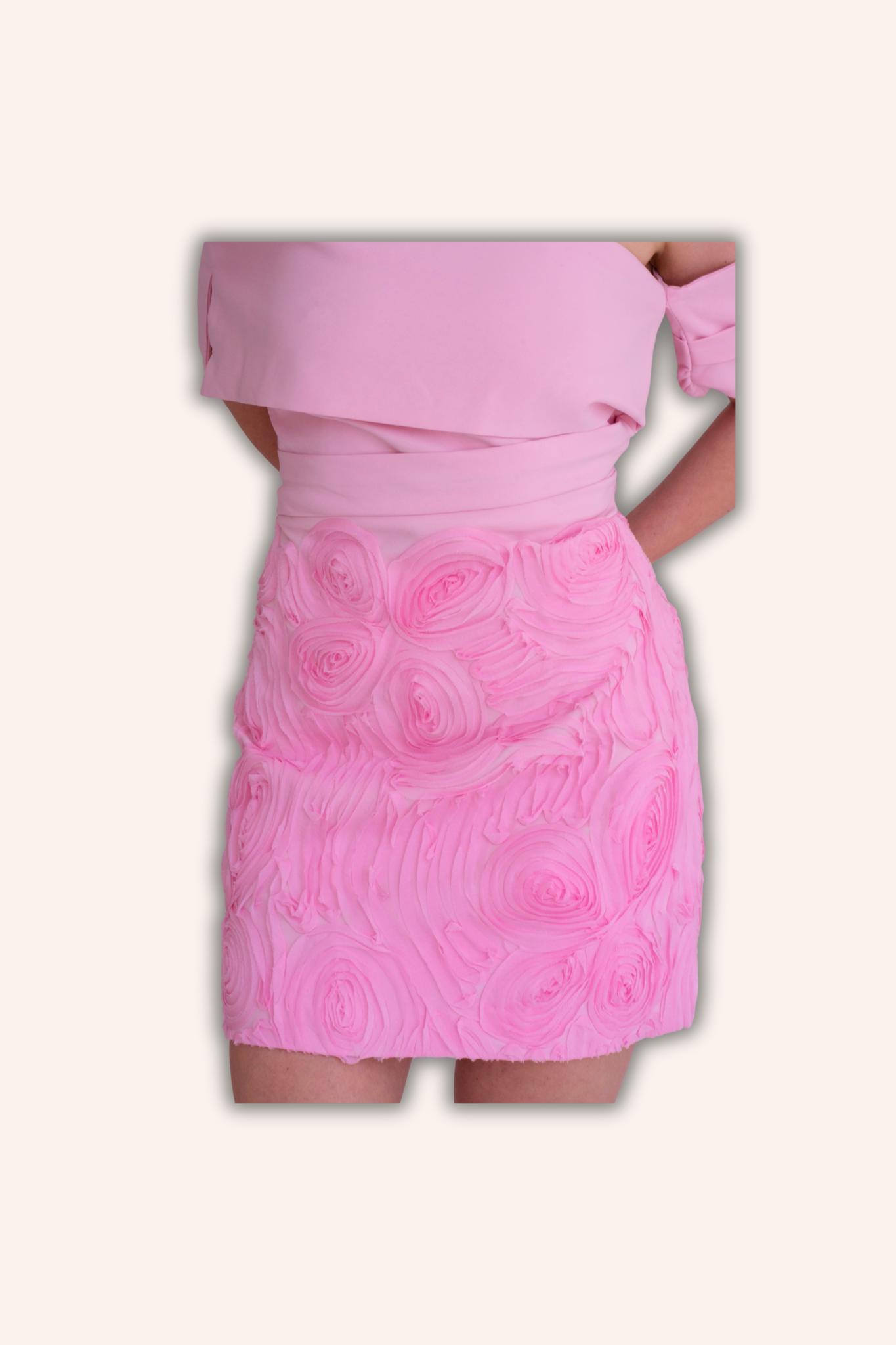 Rochie roz pudrat “Floréa” scurtă, pe umeri, cu flori aplicate – feminitate în floare