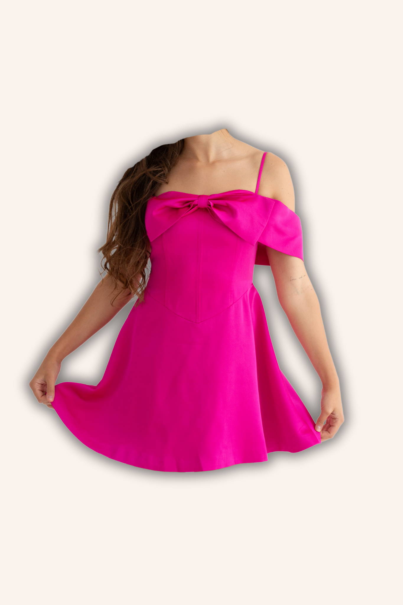 Rochie scurtă fucsia cu fundă și umeri goi – Bella