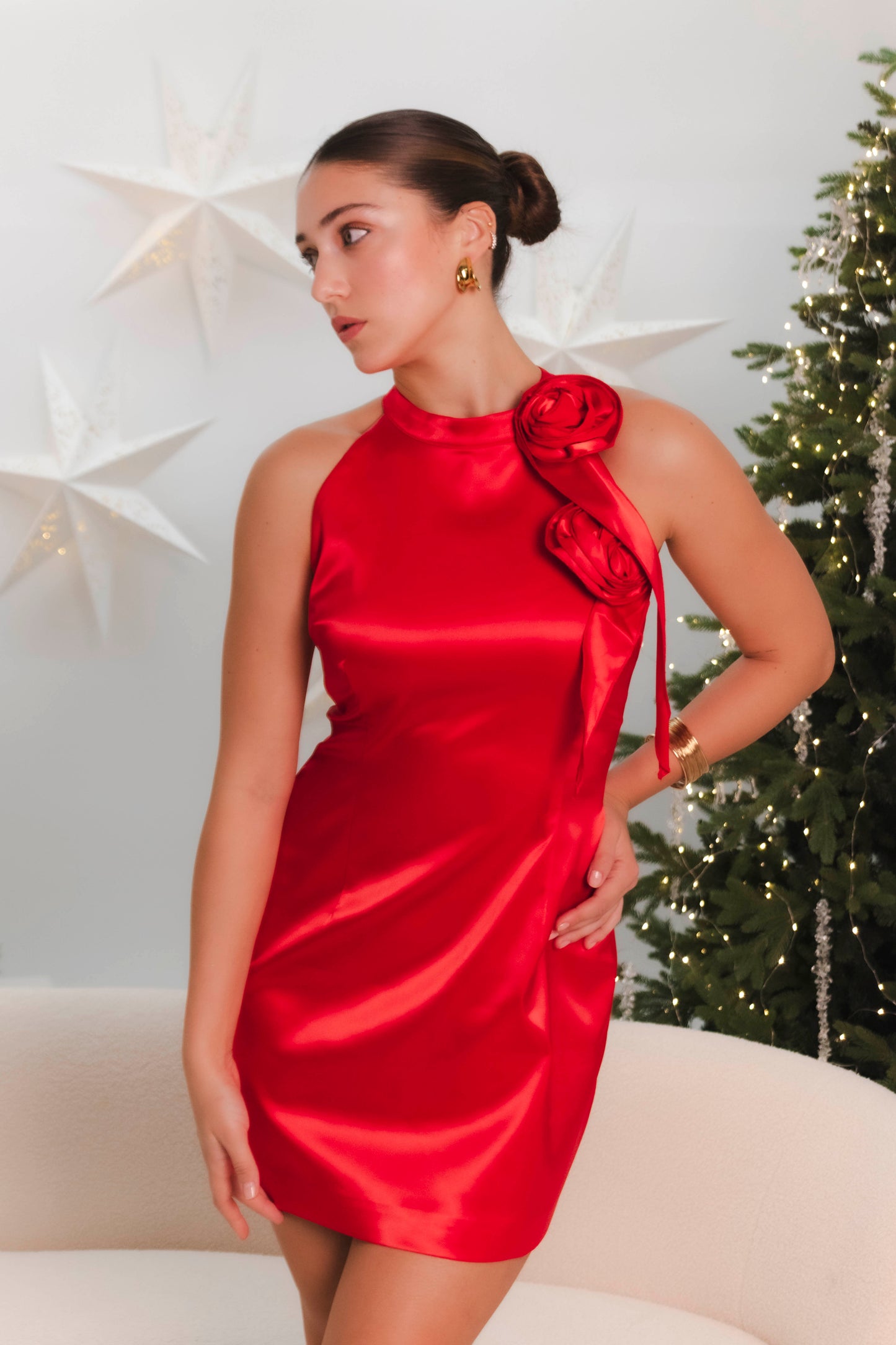 Rochie rosie satin cu detalii floare