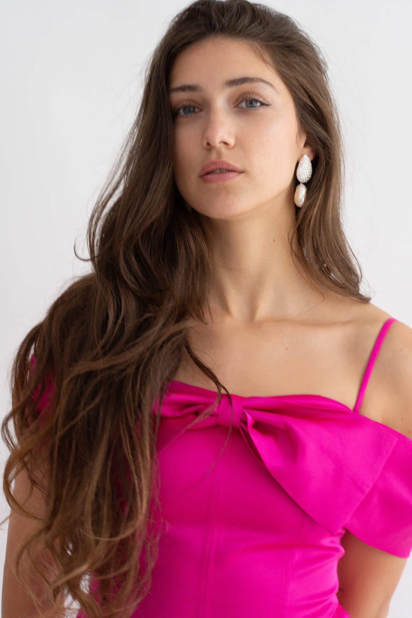 Rochie scurtă fucsia cu fundă și umeri goi – Bella