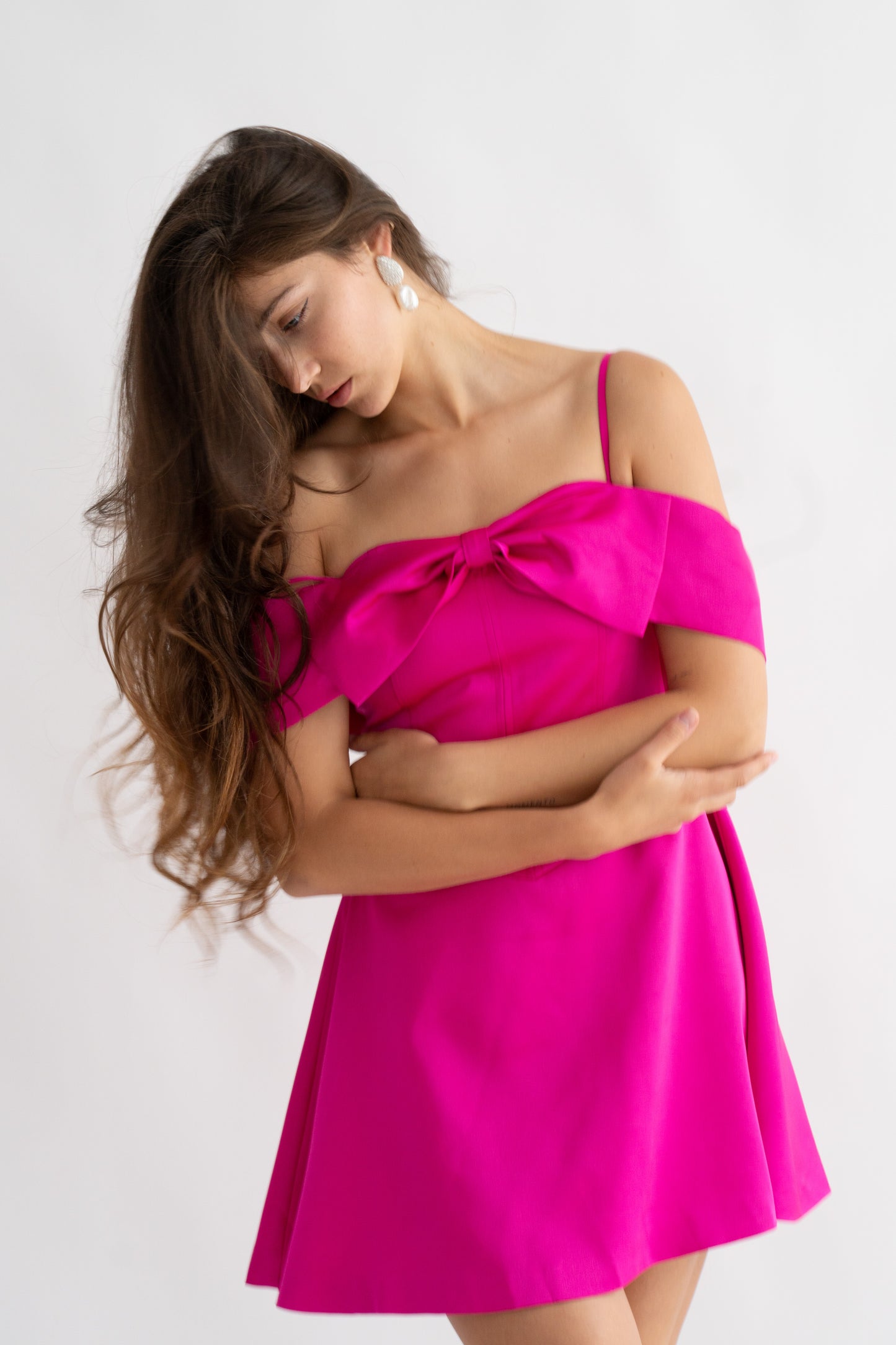 Rochie scurtă fucsia cu fundă și umeri goi – Bella