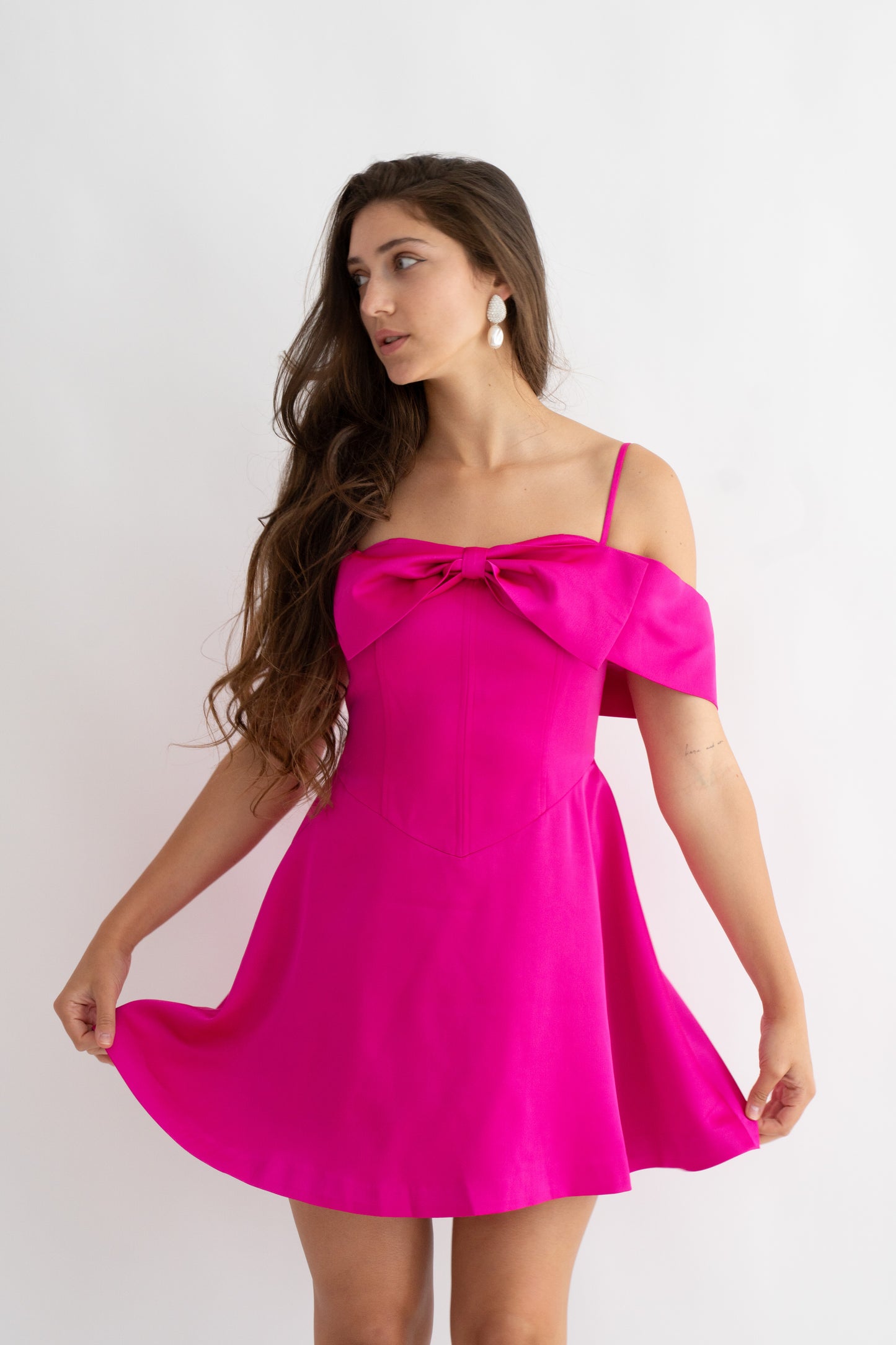 Rochie scurtă fucsia cu fundă și umeri goi – Bella