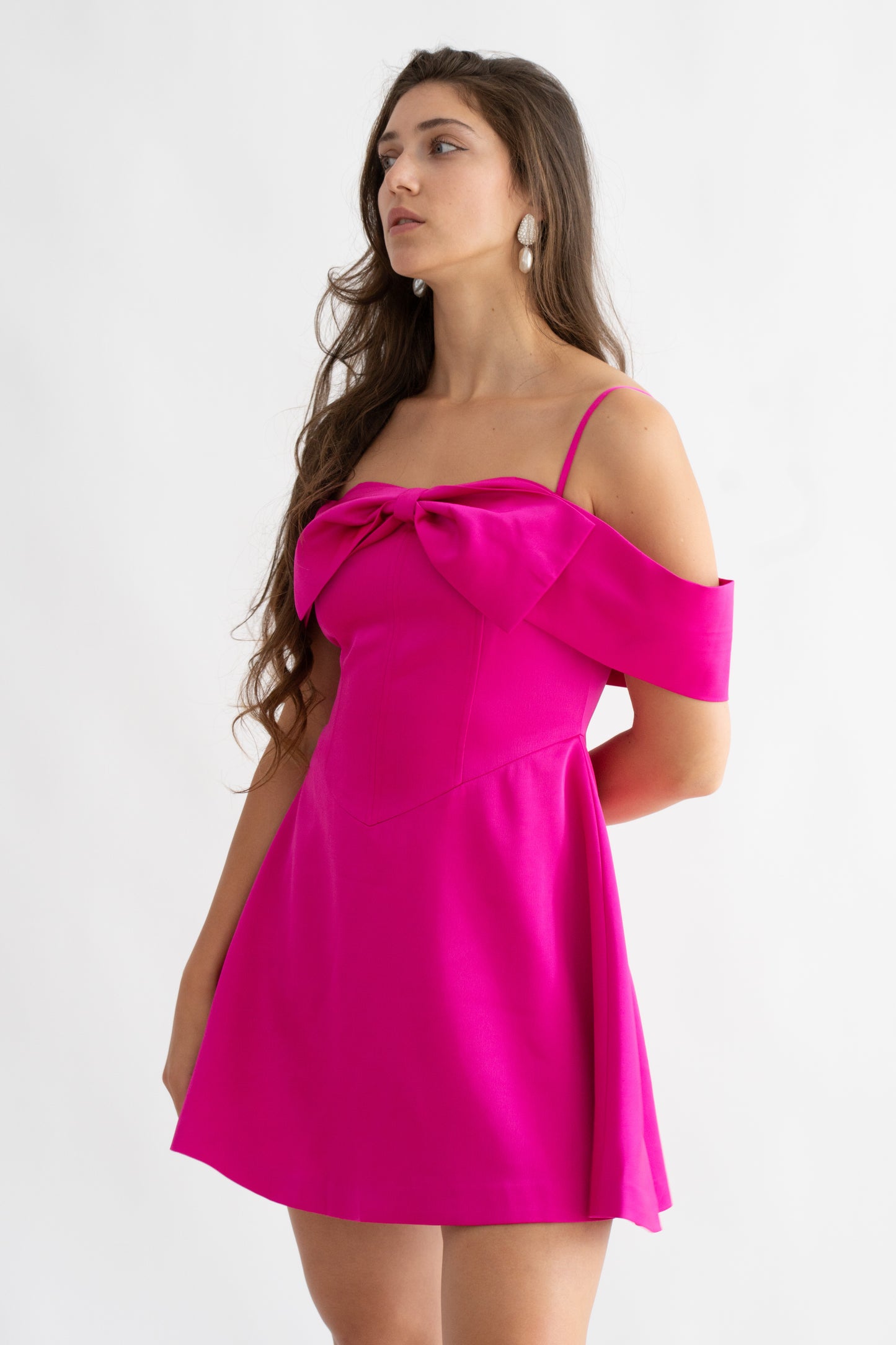 Rochie scurtă fucsia cu fundă și umeri goi – Bella