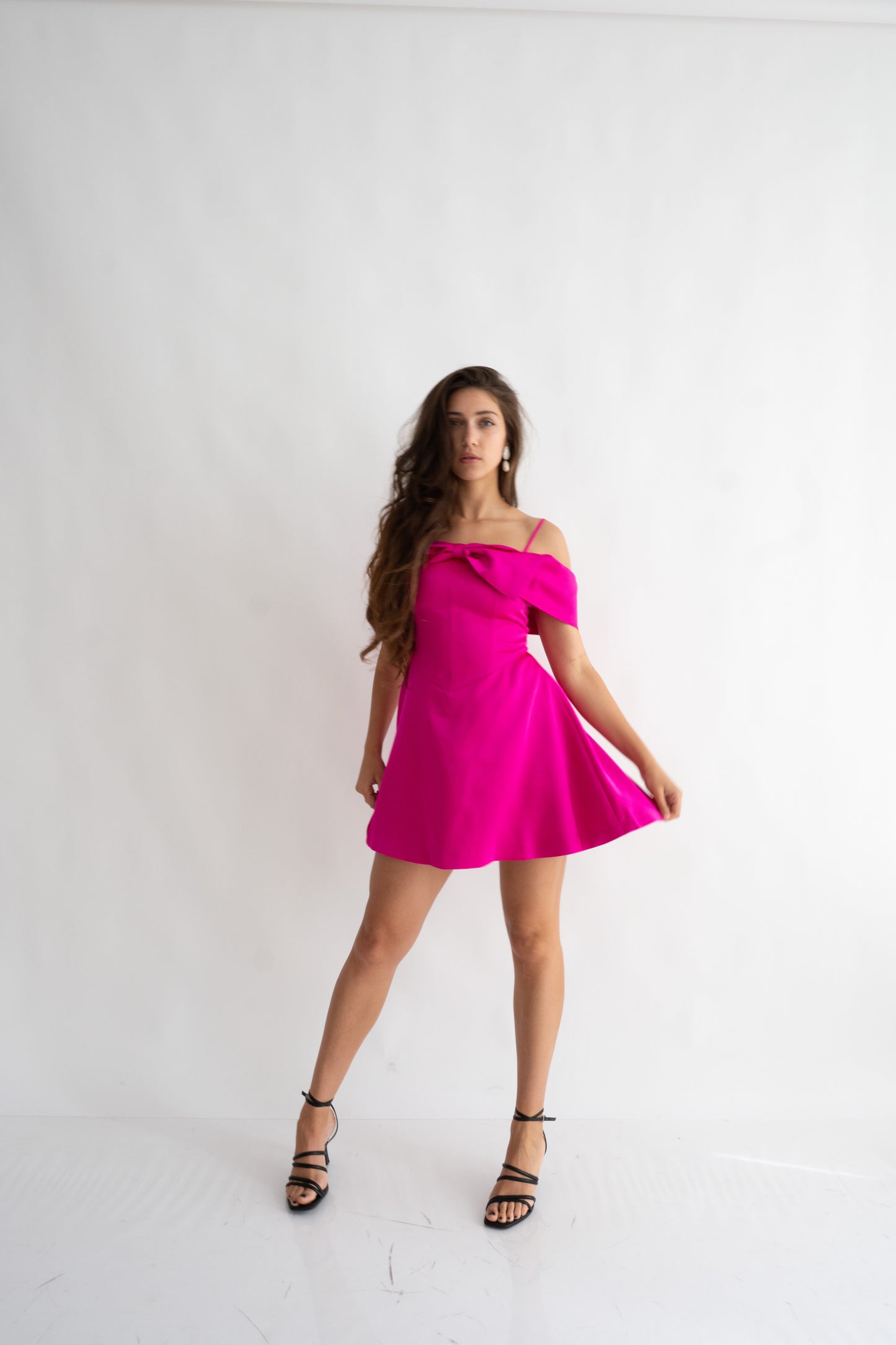 Rochie scurtă fucsia cu fundă și umeri goi – Bella
