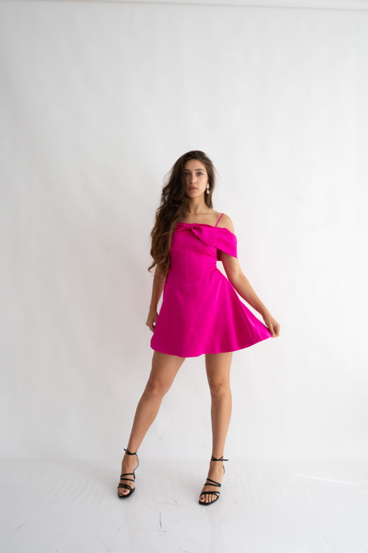 Rochie scurtă fucsia cu fundă și umeri goi – Bella