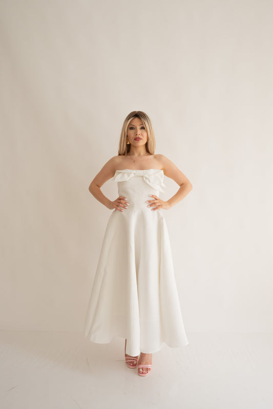 Rochie albă midi “Monroe” cu decolteu și fundă delicată – perfectă pentru cununia civilă