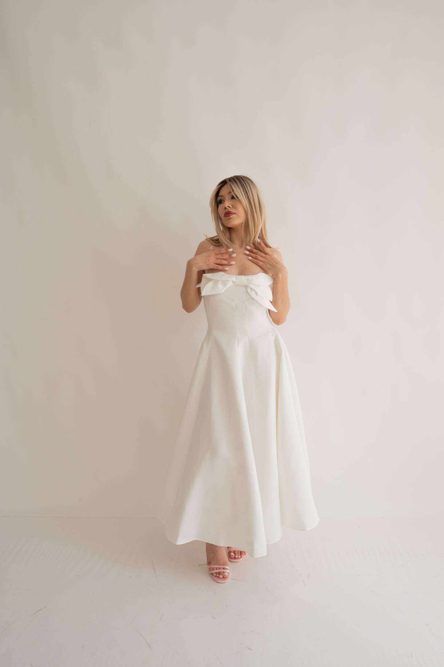Rochie albă midi “Monroe” cu decolteu și fundă delicată – perfectă pentru cununia civilă