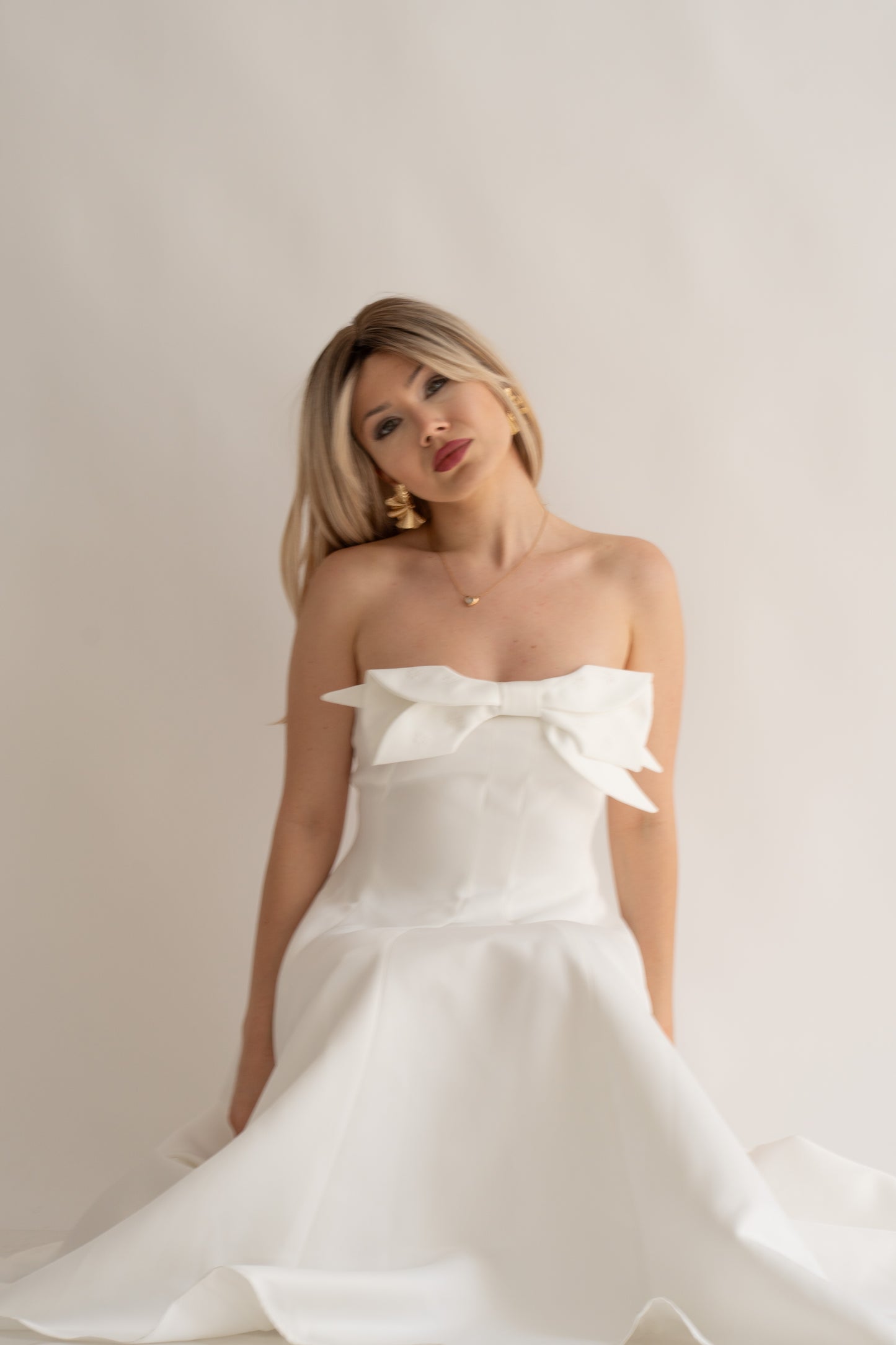 Rochie albă midi “Monroe” cu decolteu și fundă delicată – perfectă pentru cununia civilă