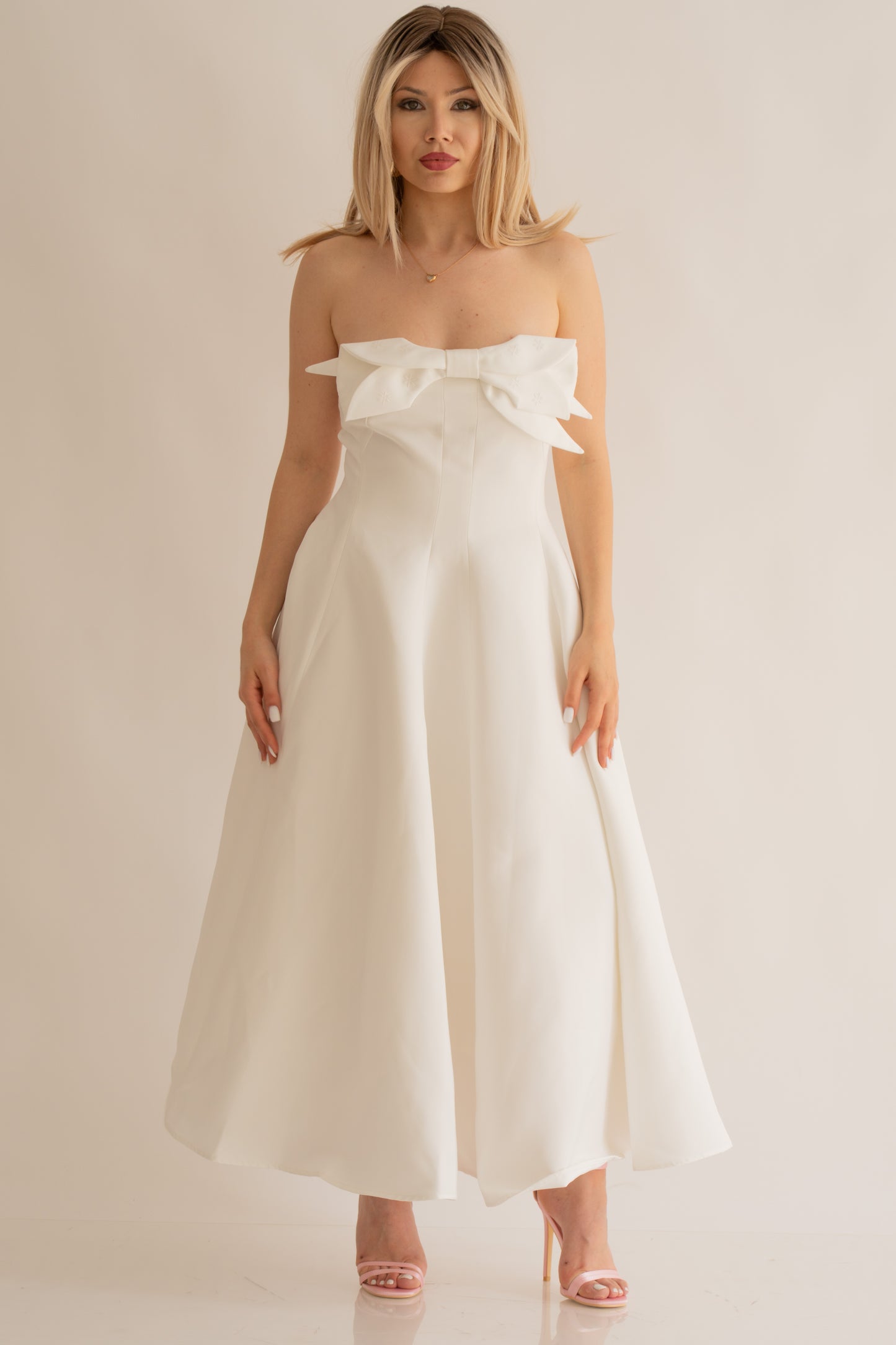 Rochie albă midi “Monroe” cu decolteu și fundă delicată – perfectă pentru cununia civilă