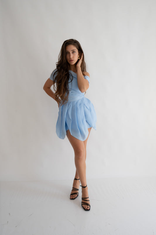 Rochie bleu “Rapunzel” scurtă, pe umeri – pentru un look de poveste