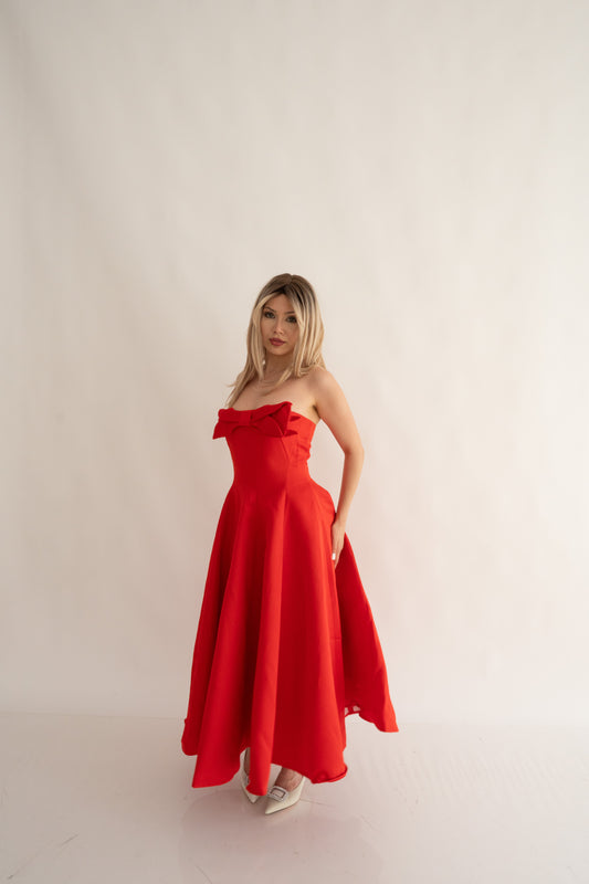 Rochie roșie midi “Scarlet” fără bretele, cu fundă delicată – senzualitate și eleganță