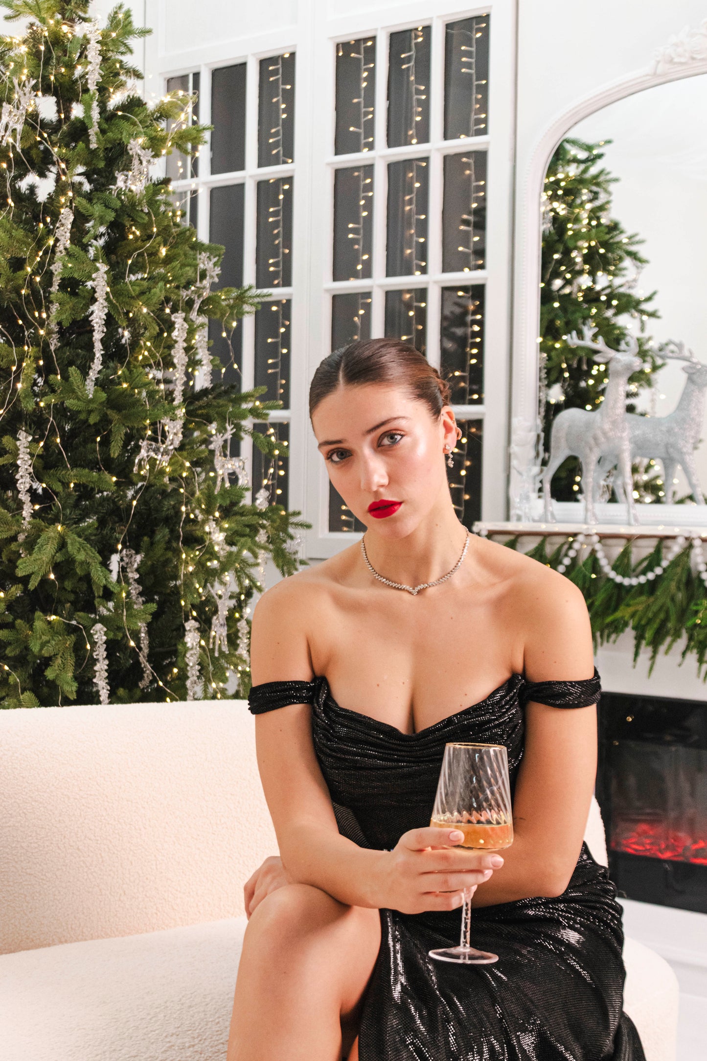 Rochia Sofia Neagra – Umeri Goi & Slit Lateral