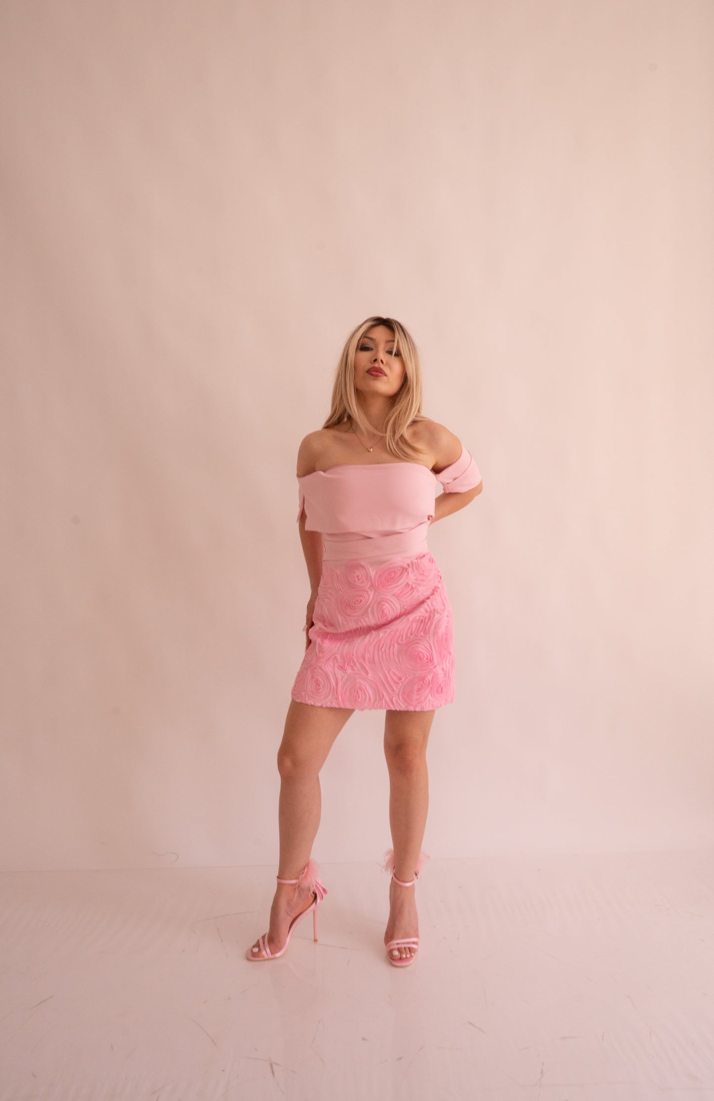 Rochie roz pudrat “Floréa” scurtă, pe umeri, cu flori aplicate – feminitate în floare
