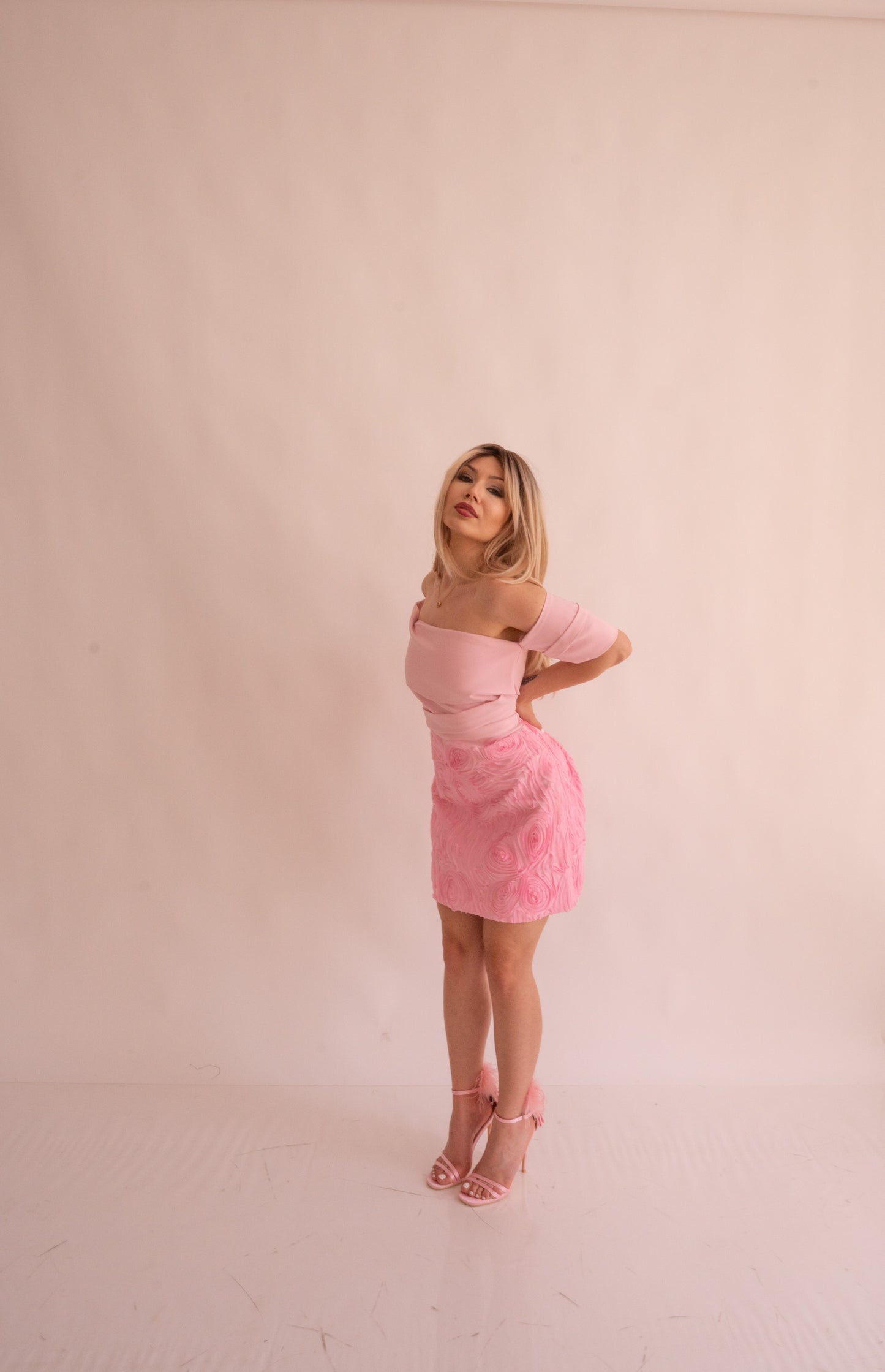 Rochie roz pudrat “Floréa” scurtă, pe umeri, cu flori aplicate – feminitate în floare