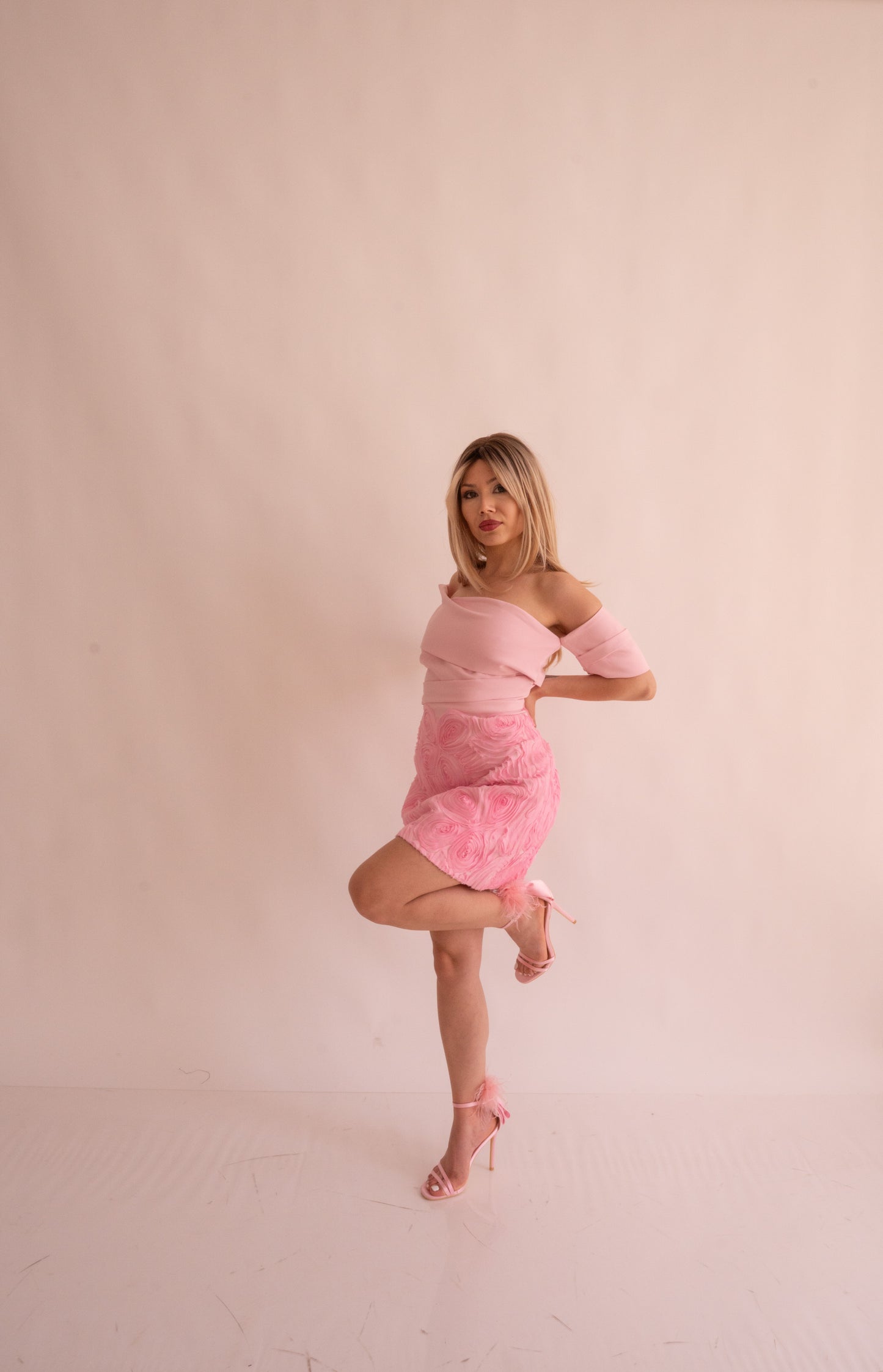 Rochie roz pudrat “Floréa” scurtă, pe umeri, cu flori aplicate – feminitate în floare