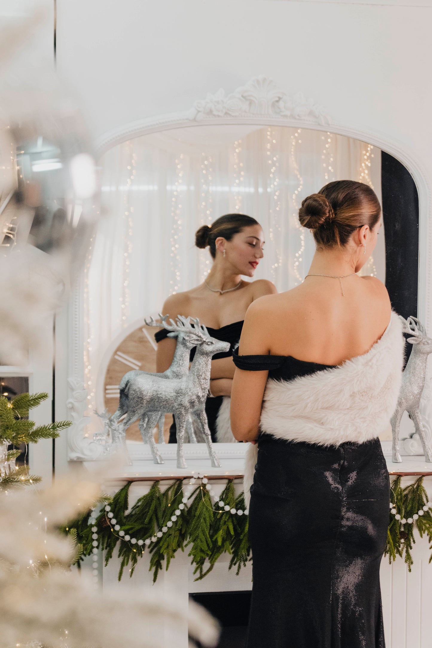 Rochia Sofia Neagra – Umeri Goi & Slit Lateral