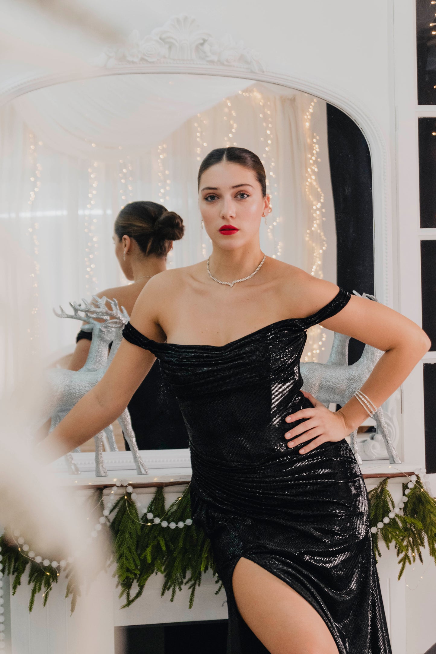 Rochia Sofia Neagra – Umeri Goi & Slit Lateral