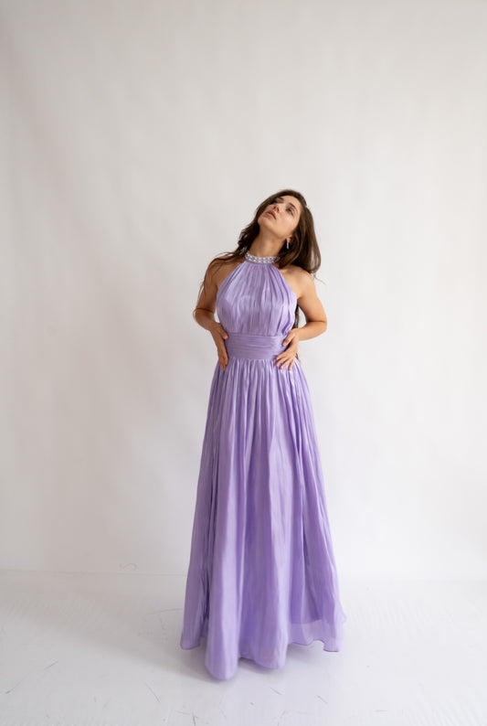 Vestido de novia largo con cuello halter y pedrería – Celeste Glow (AT2)