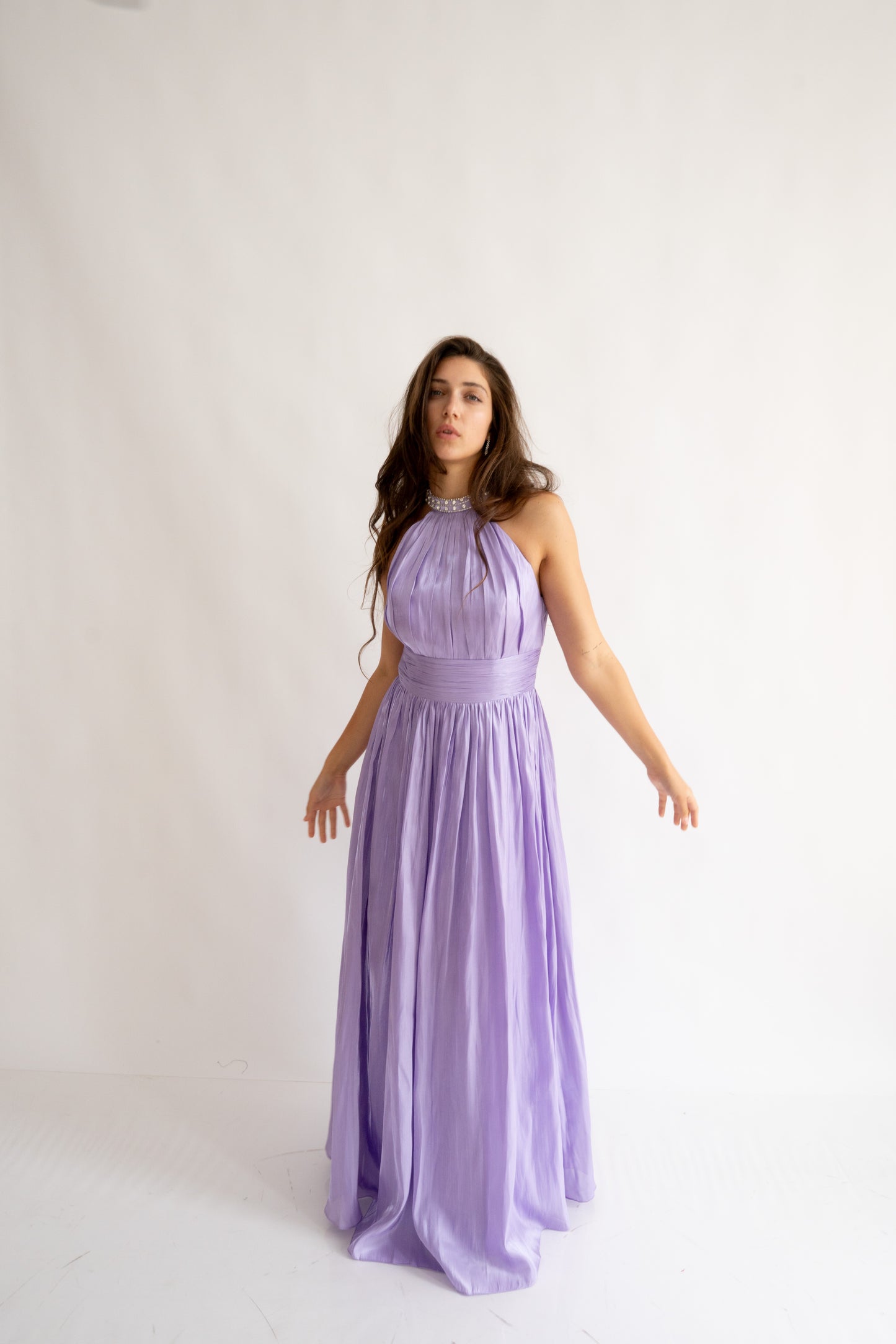 Vestido de novia largo con cuello halter y pedrería – Celeste Glow (AT2)