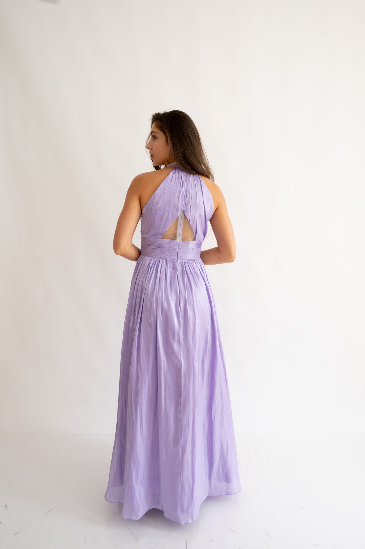 Vestido de novia largo con cuello halter y pedrería – Celeste Glow (AT2)