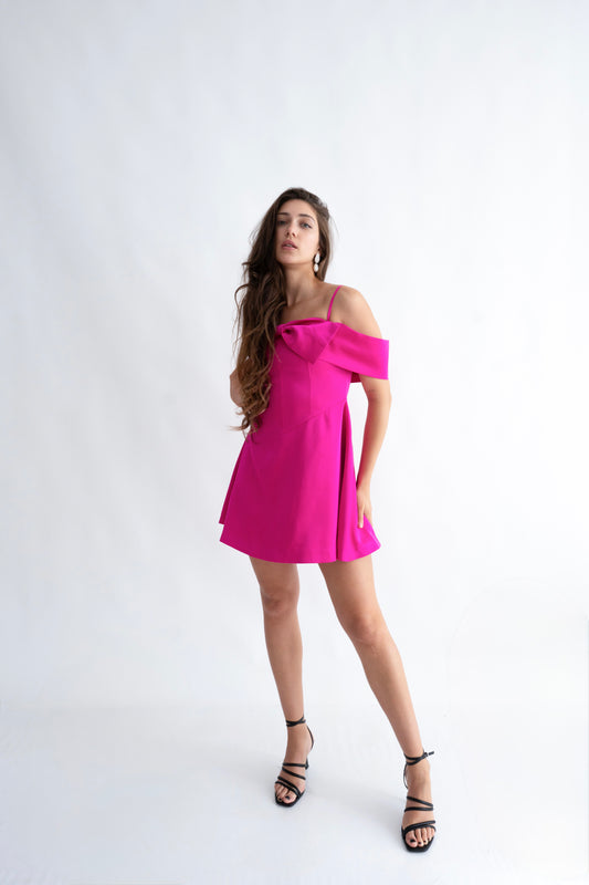 Rochie scurtă fucsia cu fundă și umeri goi – Bella