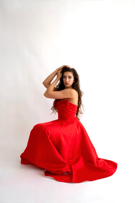 Rochie roșie midi “Scarlet” fără bretele, cu fundă delicată – senzualitate și eleganță