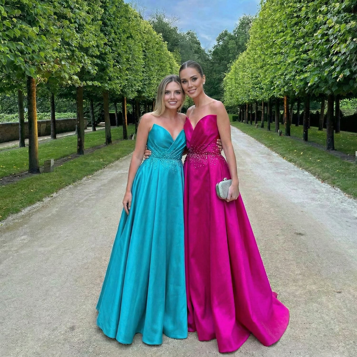 Rochiile Aurora Glow baby blue și fucsia, purtate de două prietene